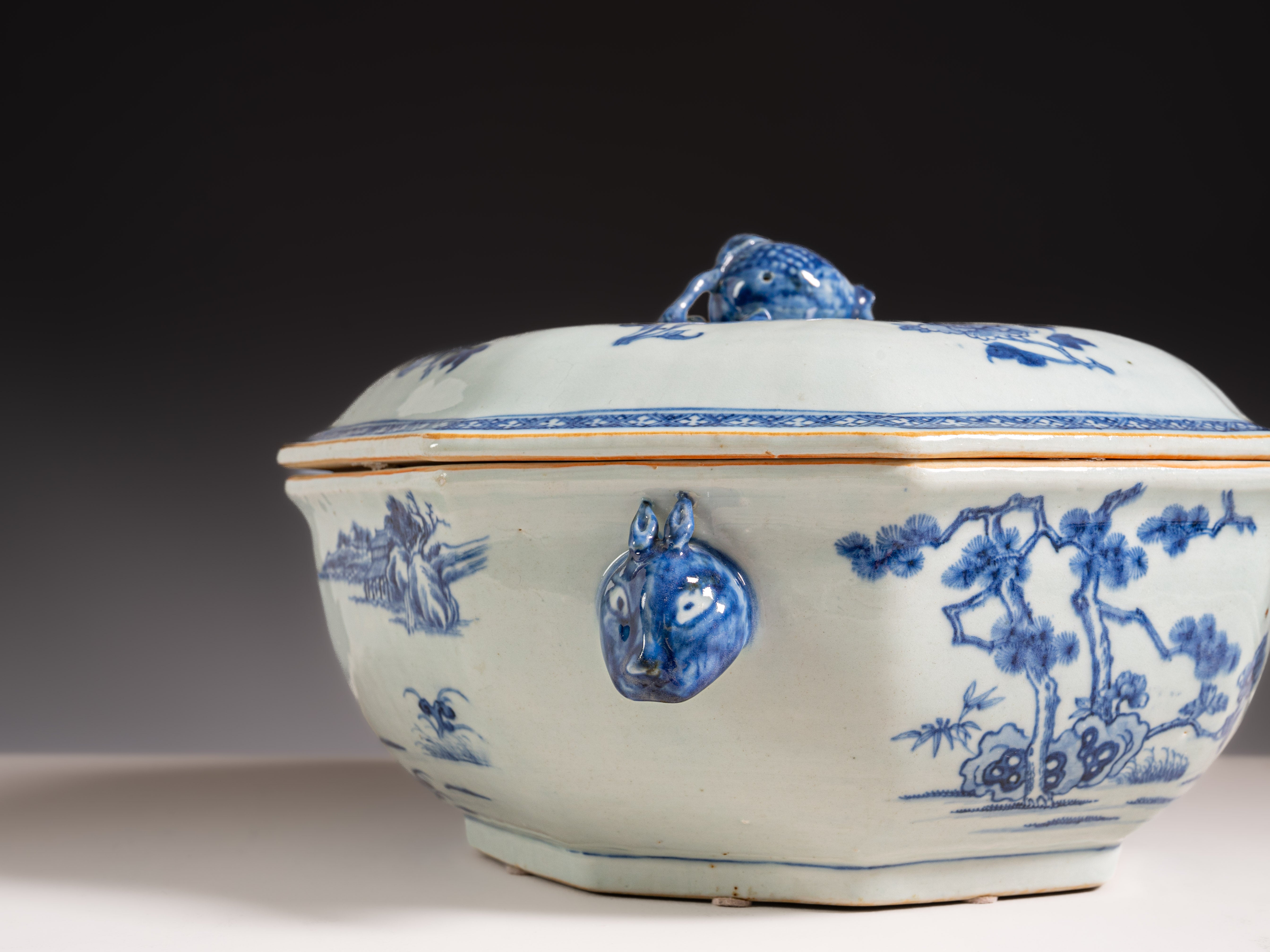 Terrina com tampa em porcelana chinesa azul‑e‑branca, século XVIII, reinado Qianlong (1736–1795)