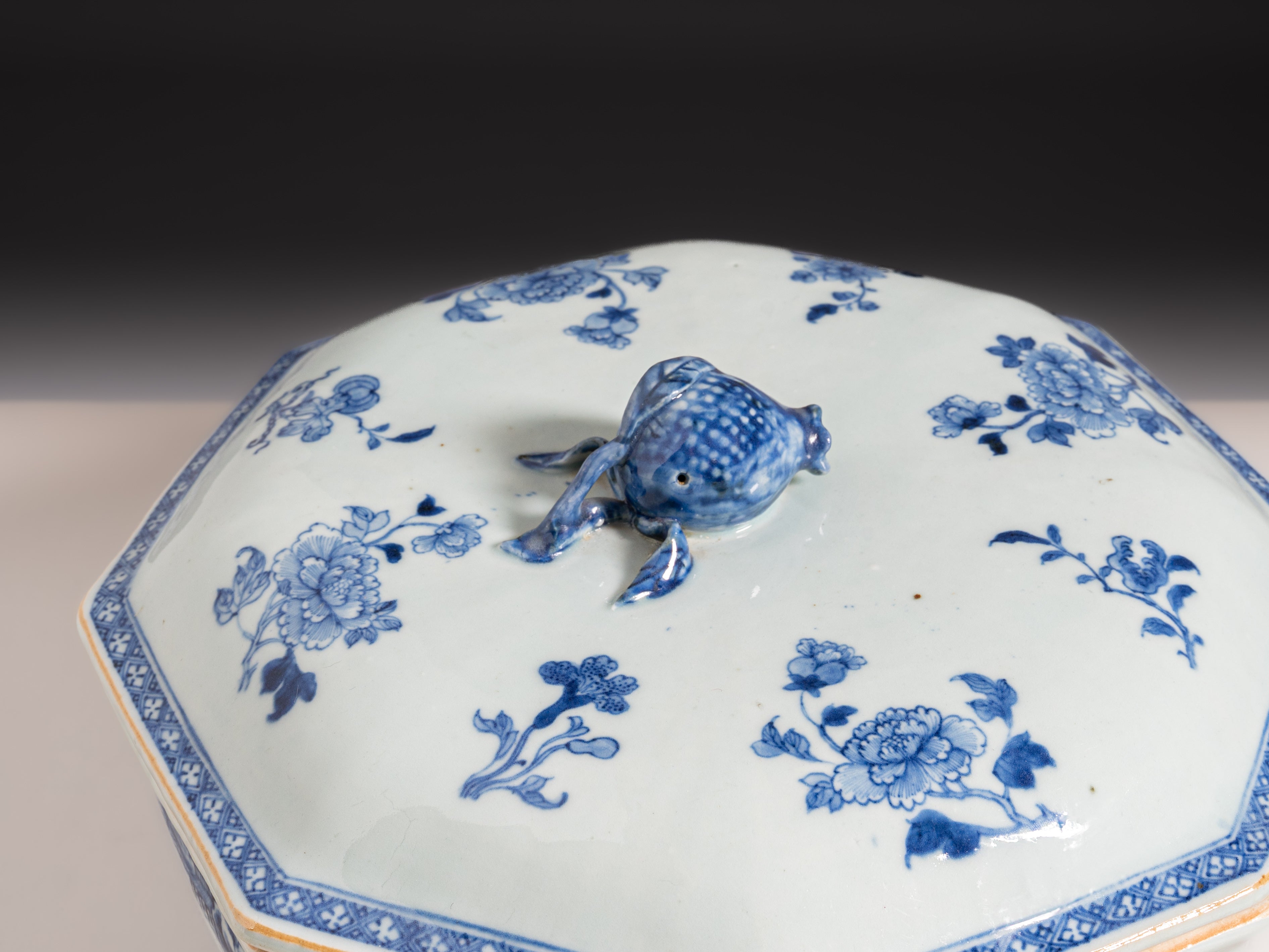 Terrina com tampa em porcelana chinesa azul‑e‑branca, século XVIII, reinado Qianlong (1736–1795)