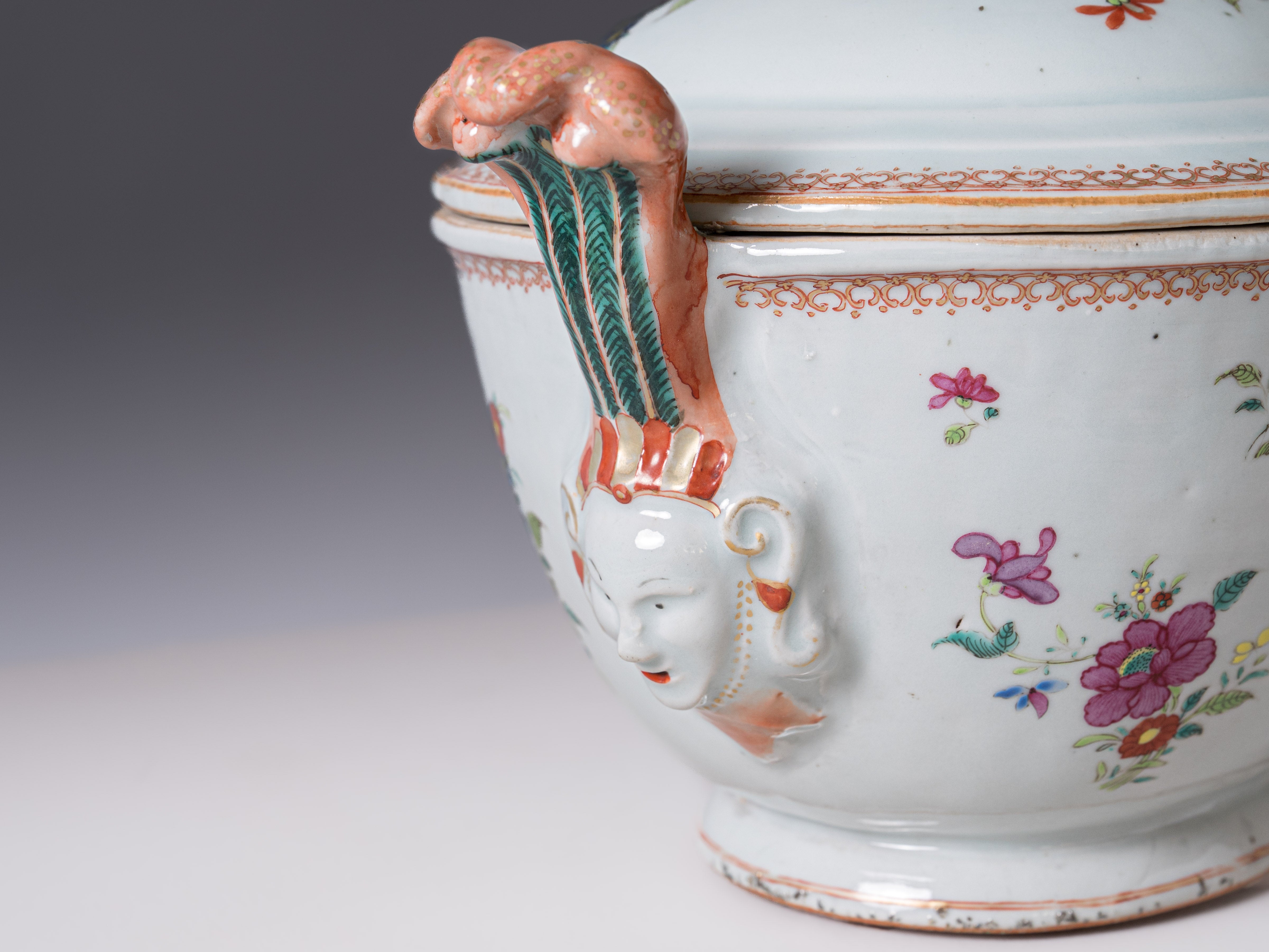 Terrina com tampa e travessa em porcelana chinesa da Companhia das Índias da família rosa. China, Séc. XVIII