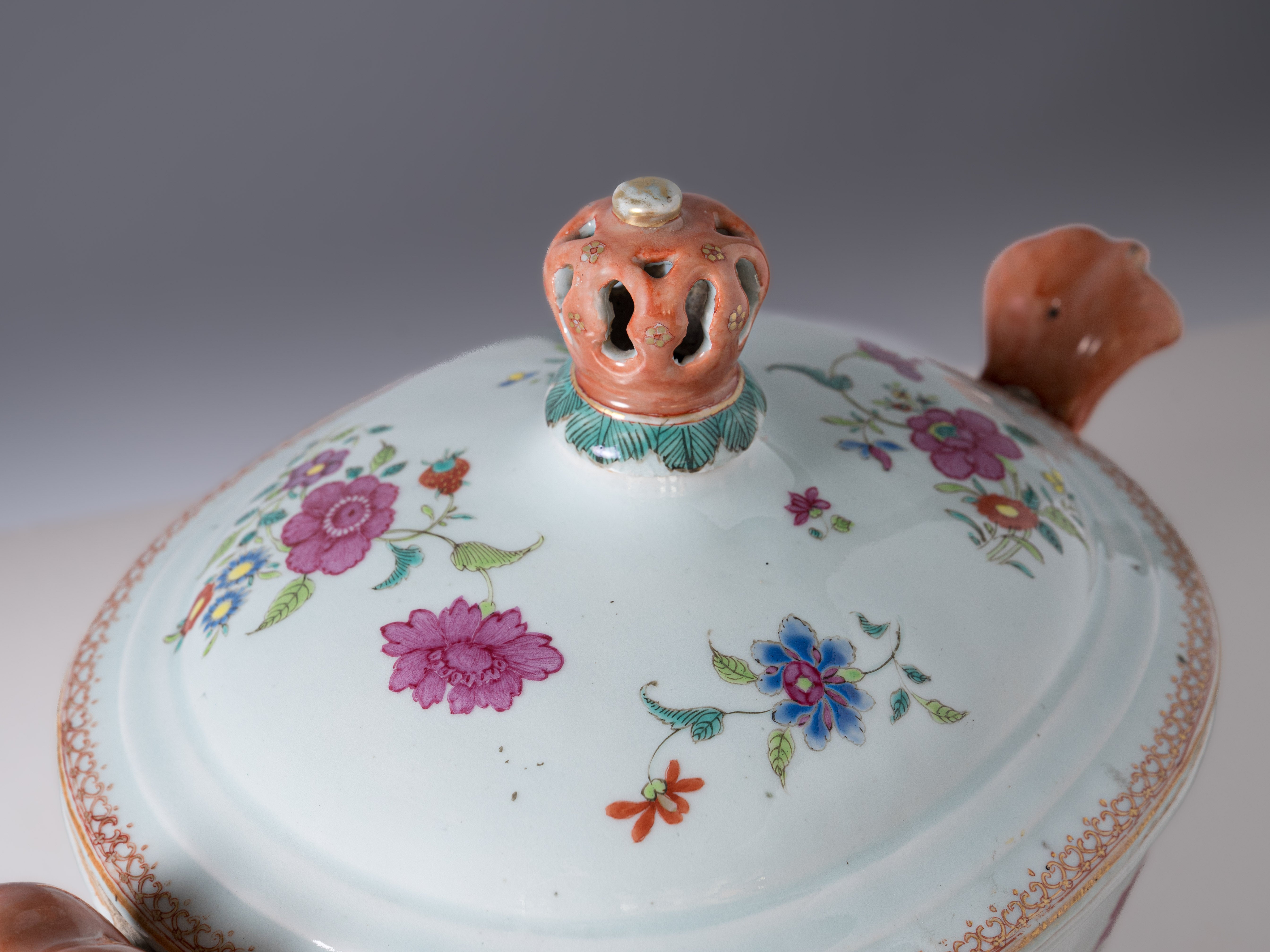 Terrina com tampa e travessa em porcelana chinesa da Companhia das Índias da família rosa. China, Séc. XVIII