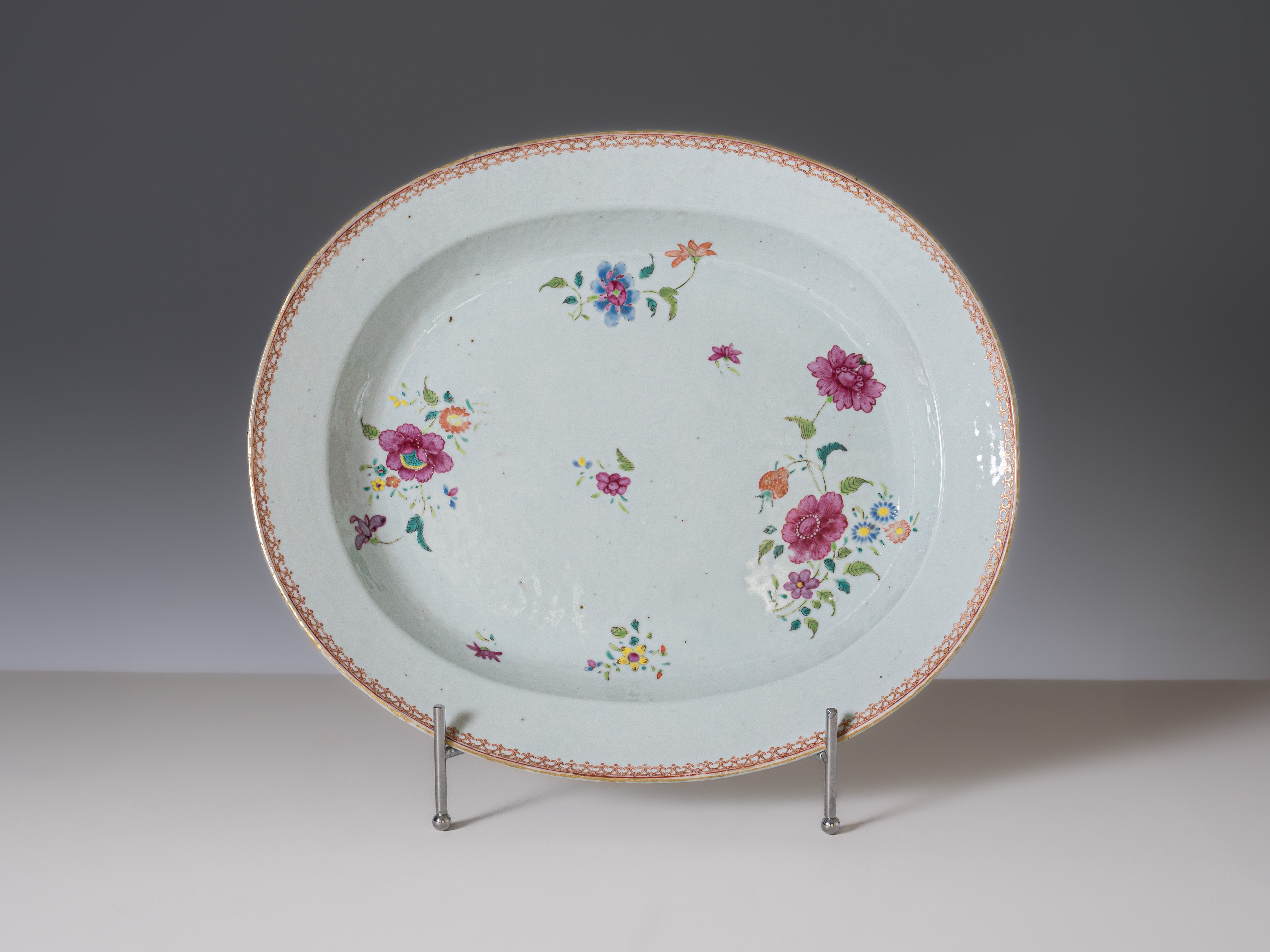 Terrina com tampa e travessa em porcelana chinesa da Companhia das Índias da família rosa. China, Séc. XVIII