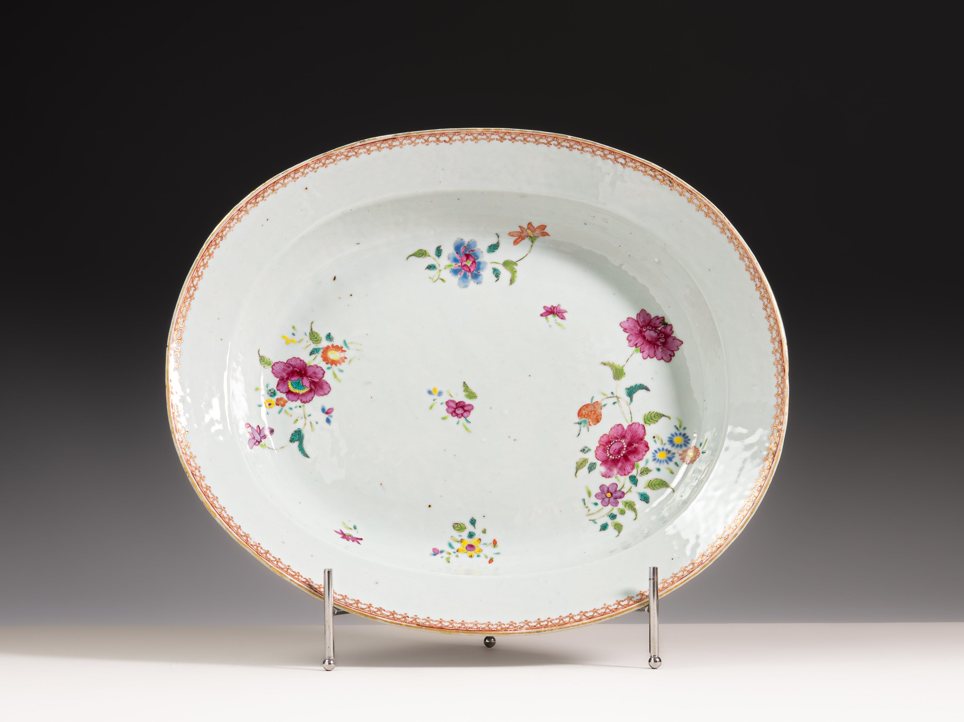 Terrina com tampa e travessa em porcelana chinesa da Companhia das Índias da família rosa. China, Séc. XVIII
