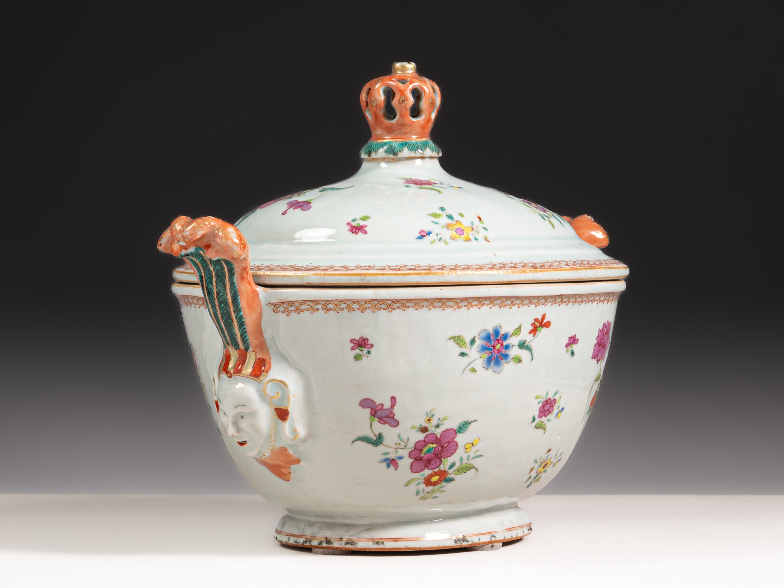 Terrina com tampa e travessa em porcelana chinesa da Companhia das Índias da família rosa. China, Séc. XVIII