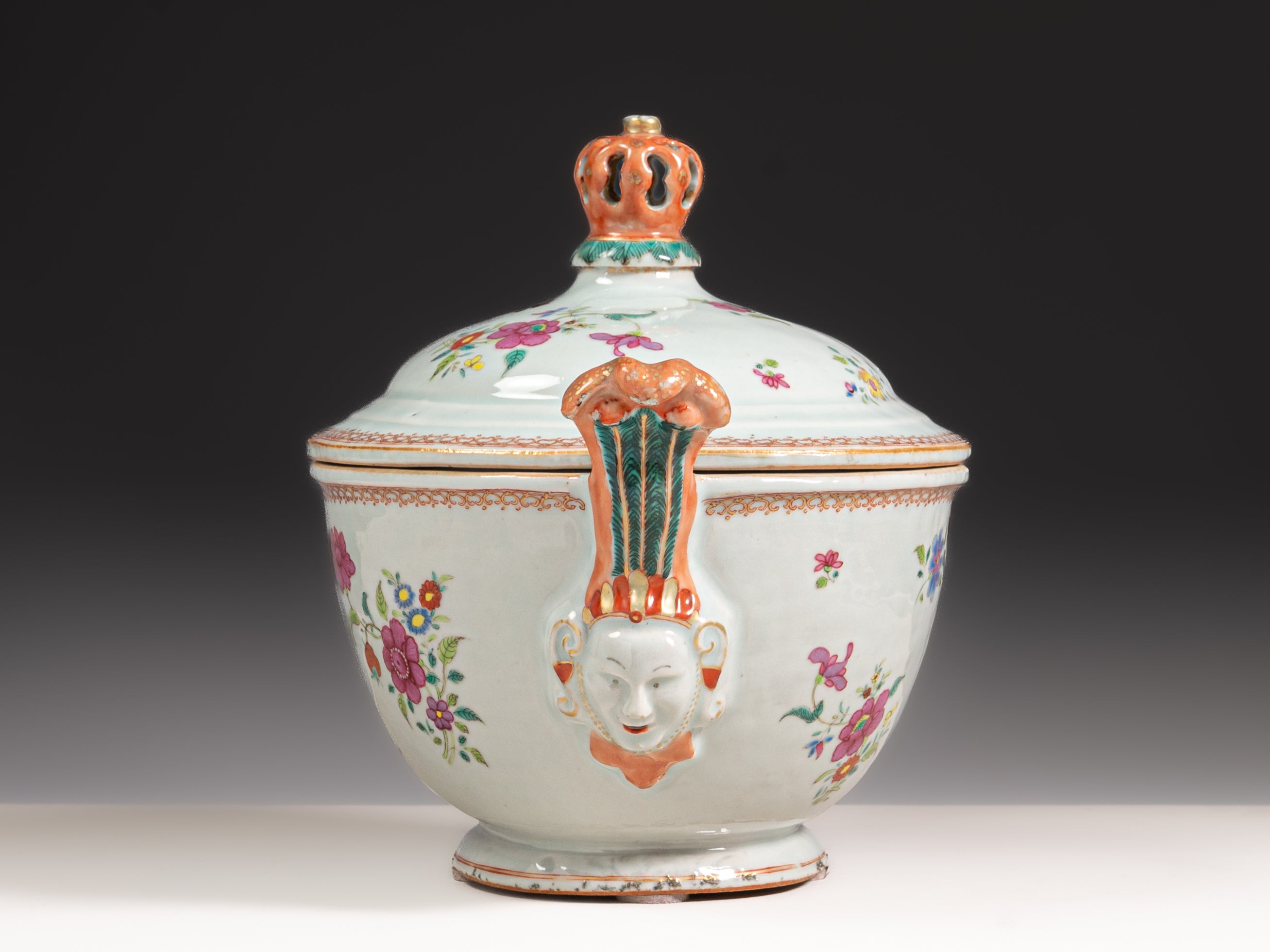 Terrina com tampa e travessa em porcelana chinesa da Companhia das Índias da família rosa. China, Séc. XVIII