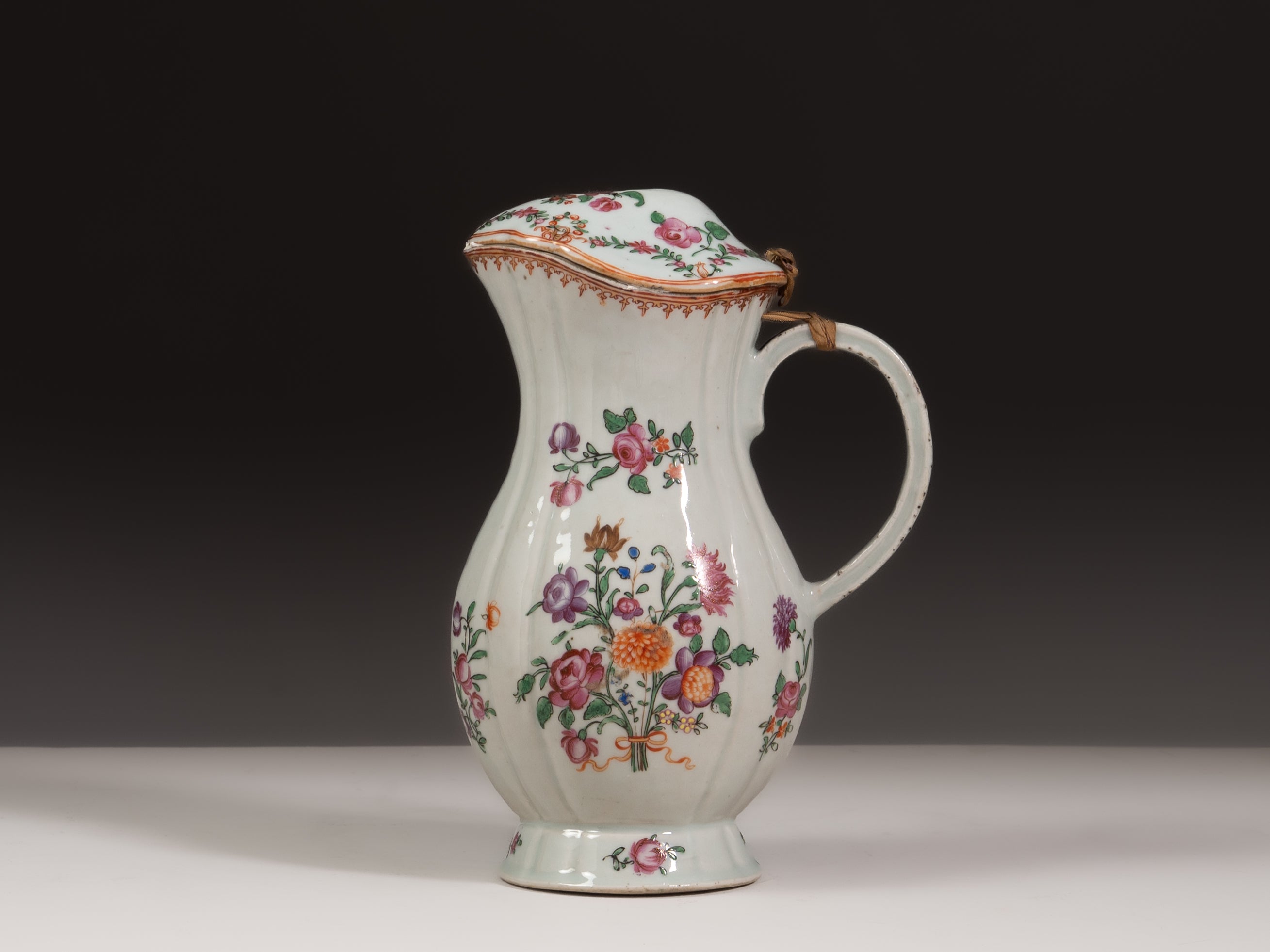 Conjunto de lavanda e gomil em porcelana chinesa da Companhia das Índias, Período Qianlong (1736–1795)
