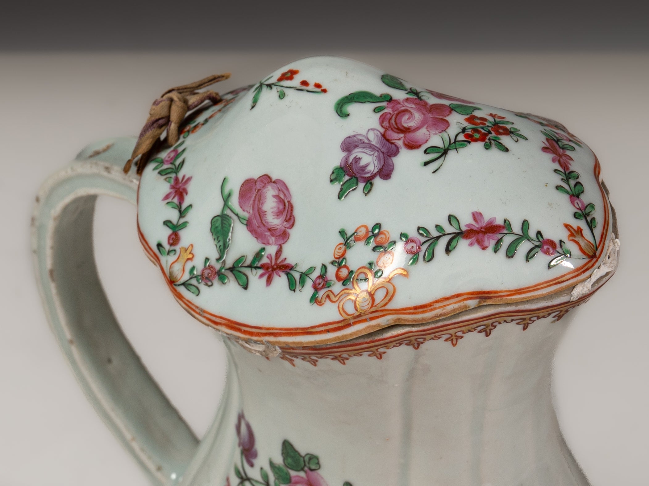 Conjunto de lavanda e gomil em porcelana chinesa da Companhia das Índias, Período Qianlong (1736–1795)