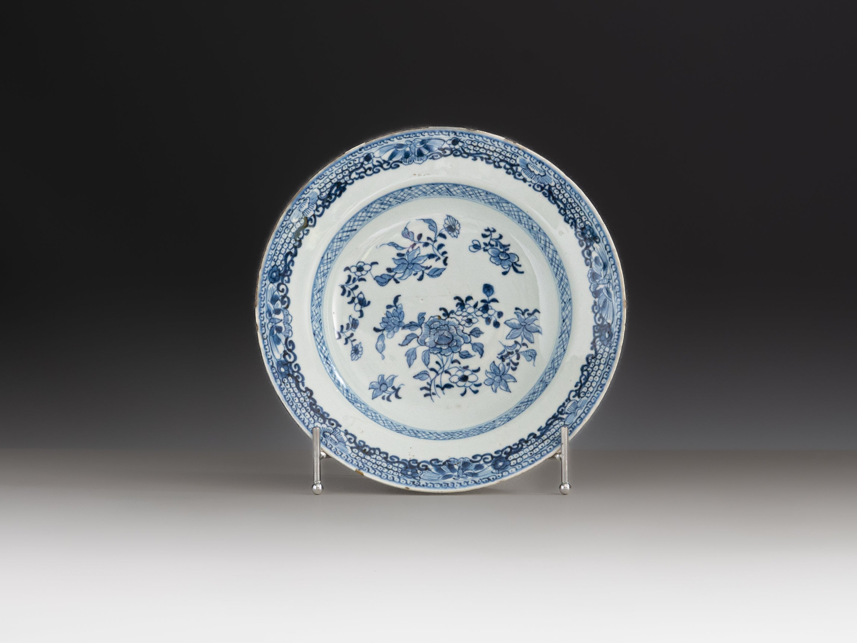 Prato de sopa em porcelana chinesa da Companhia das Índias, século XVIII. Reinado de Qianlong (1736–1795)