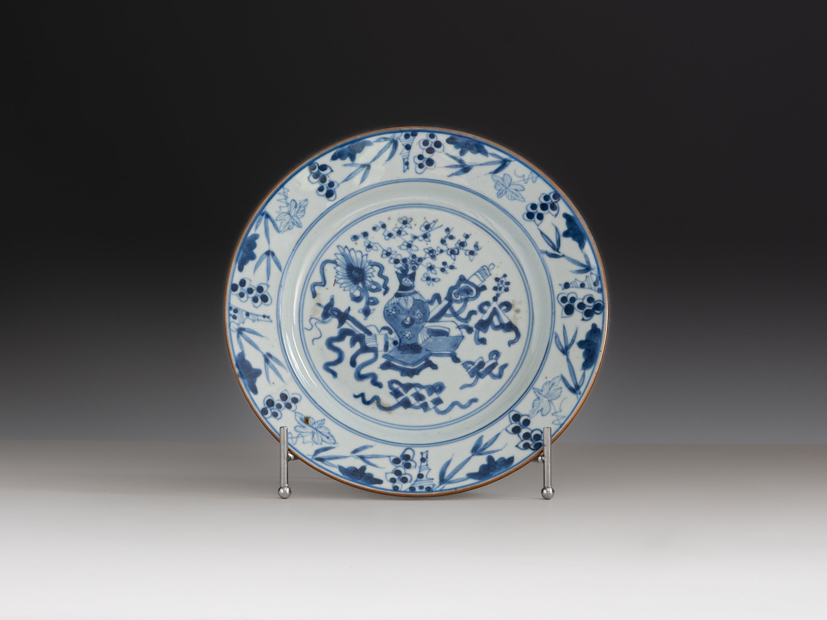Prato em porcelana chinesa da Companhia das Índias, século XVIII. Reinado de Qianlong (1736–1795)
