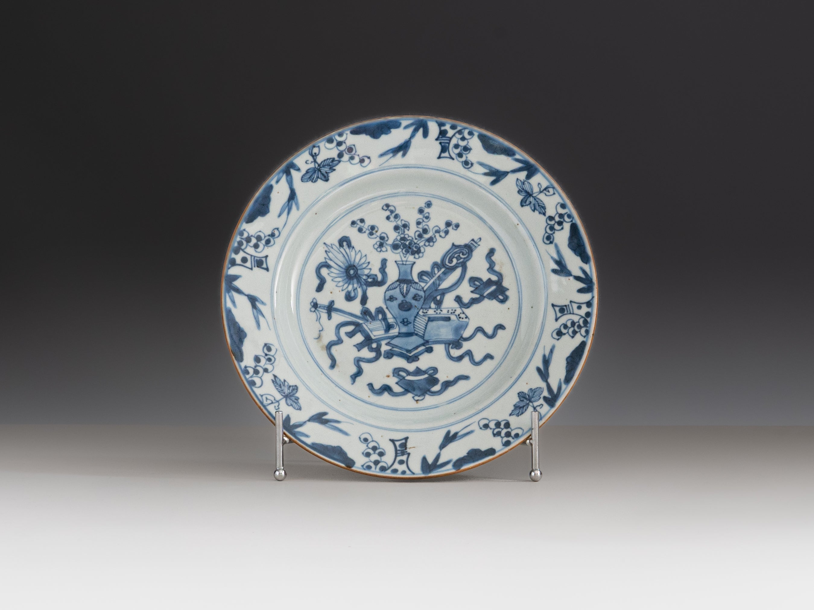 Prato em porcelana chinesa da Companhia das Índias, século XVIII. Reinado de Qianlong (1736–1795)