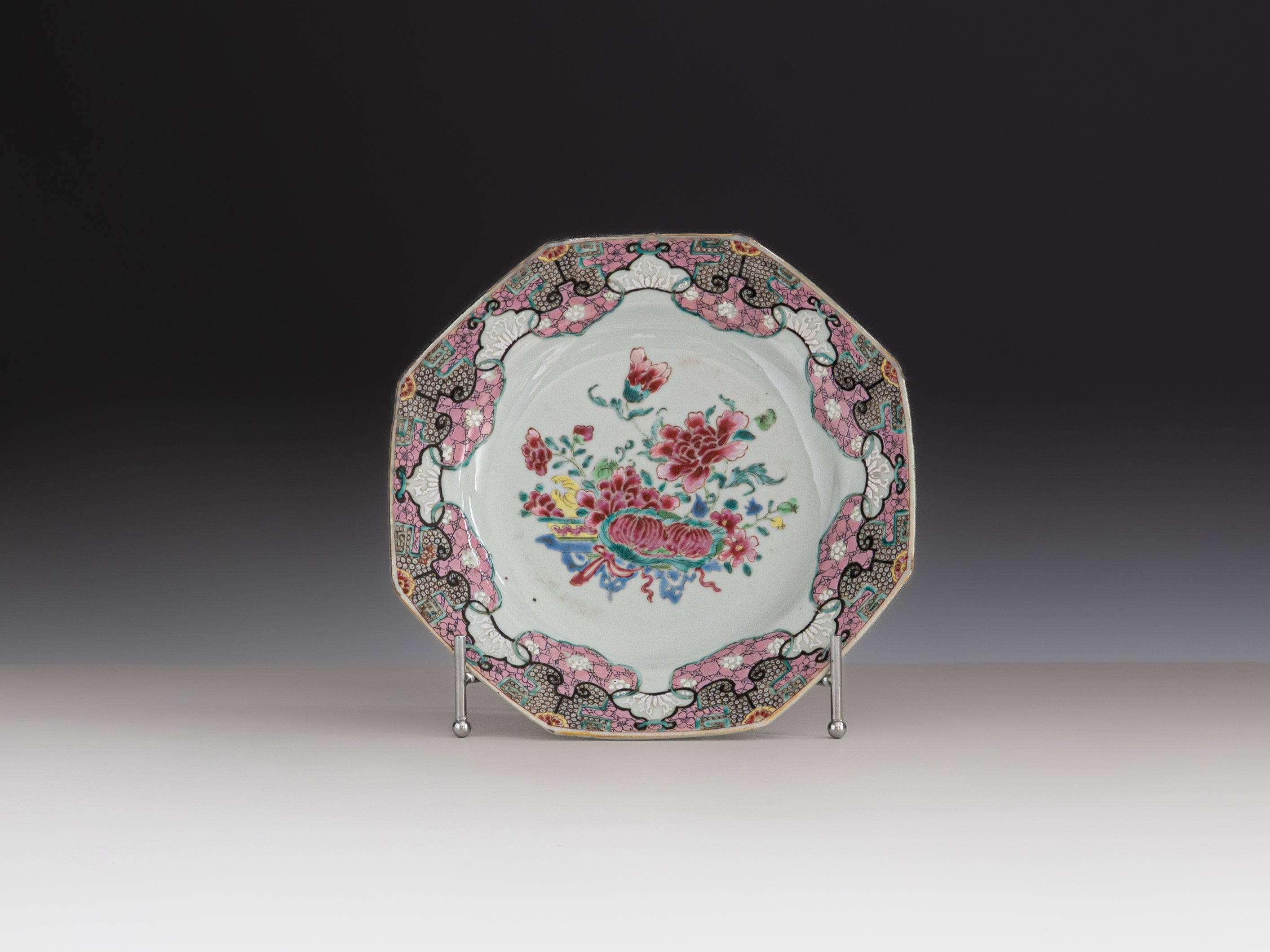 Prato oitavado em porcelana chinesa da Companhia das Índias, século XVIII. Reinado de Qianlong (1736–1795)