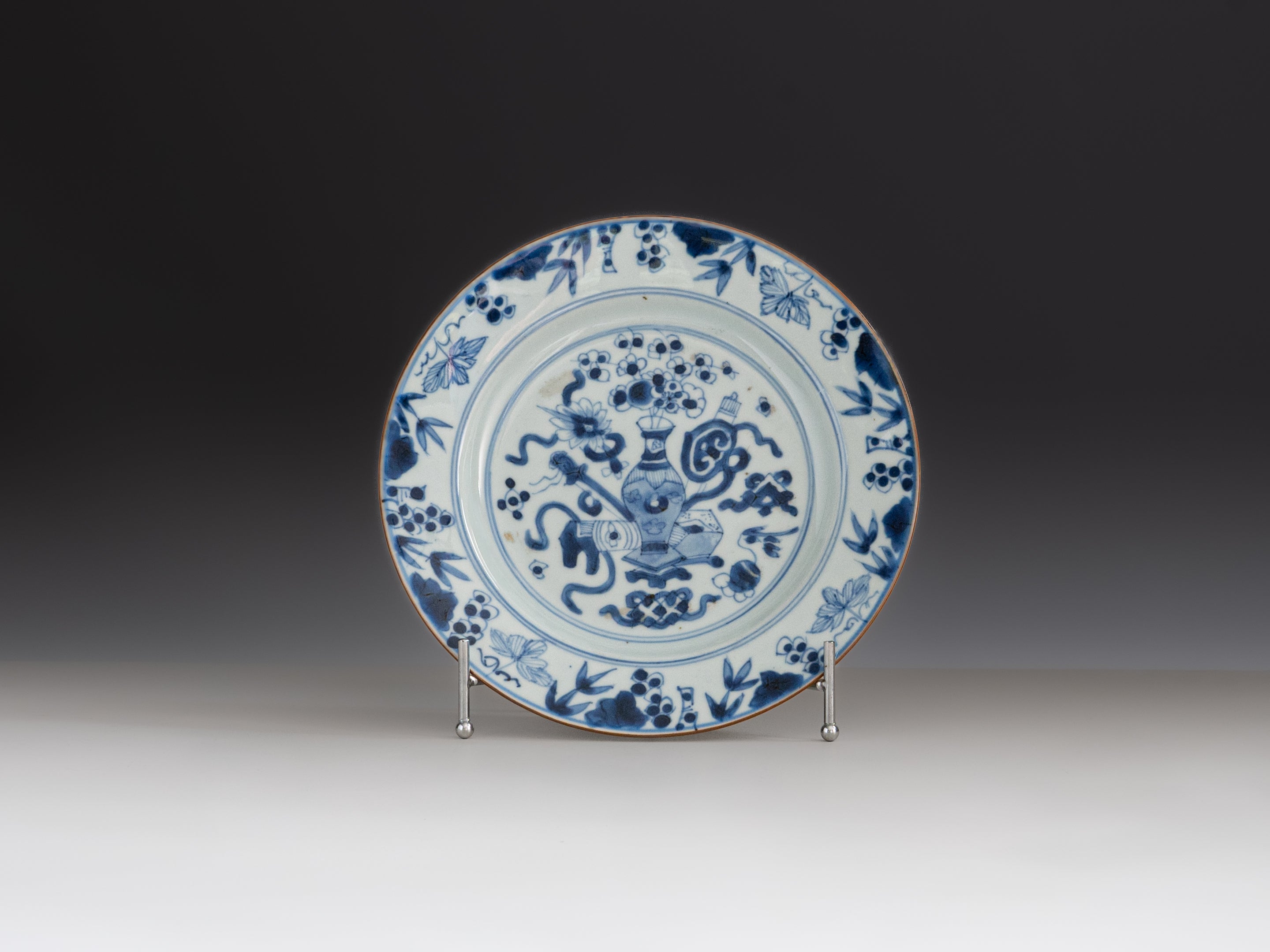 Prato em porcelana chinesa da Companhia das Índias, século XVIII. Reinado de Qianlong (1736–1795)