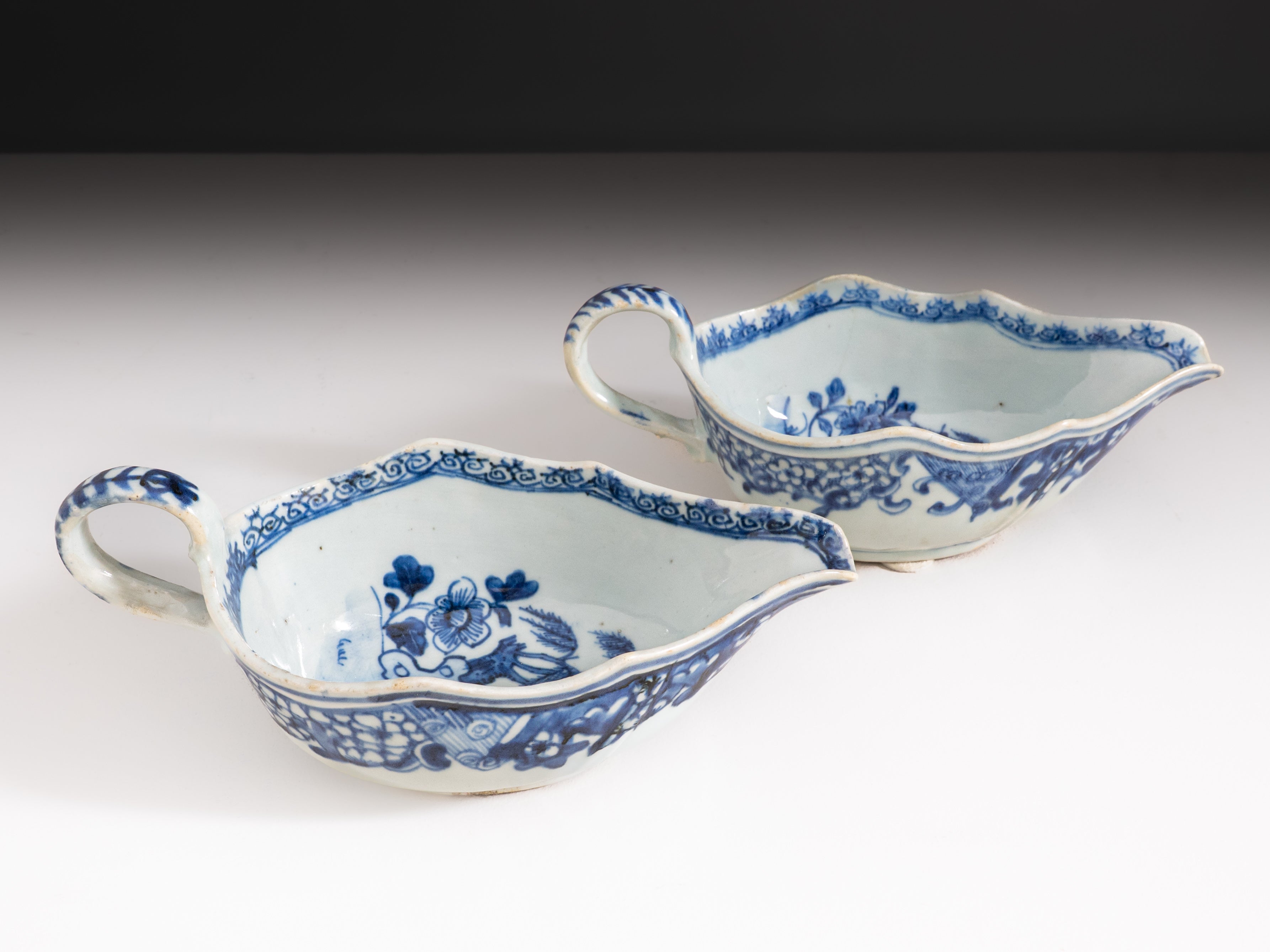 Par de molheiras em porcelana chinesa da Companhia das Índias, século XVIII, Período Qianlong (1736–1795)