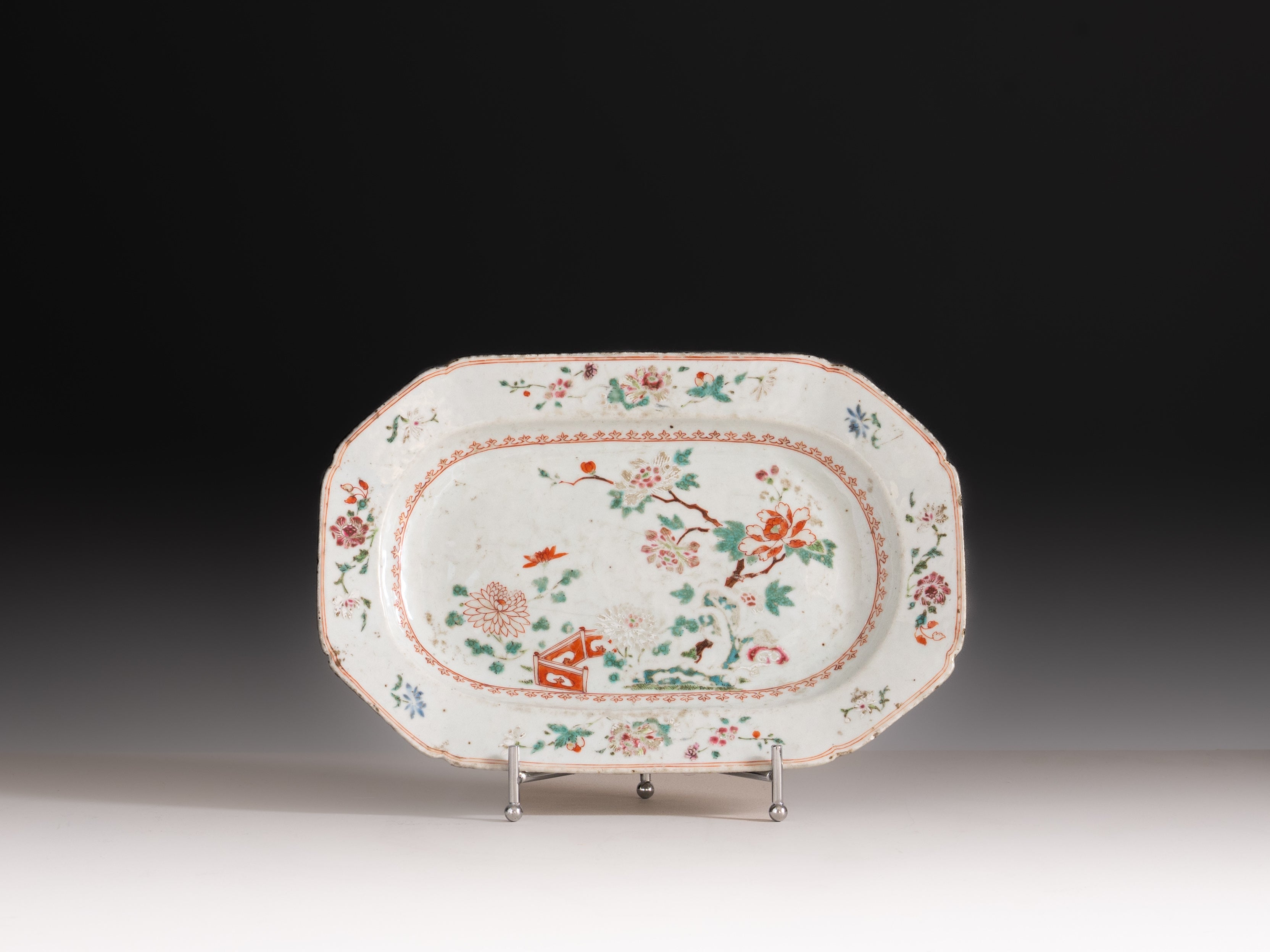 Travessa em porcelana chinesa da Companhia das Índias, século XVIII, período Qianlong (1736–1795)