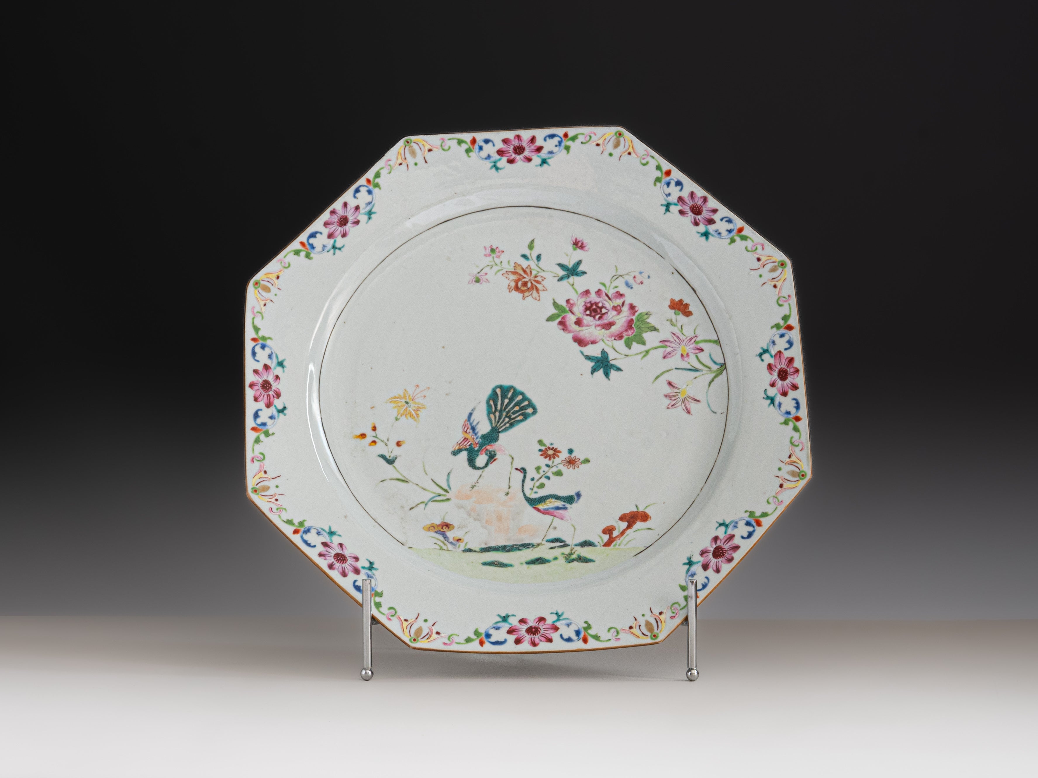 Grande prato em porcelana chinesa da Companhia das Índias, século XVIII. Reinado de Qianlong (1736–1795)