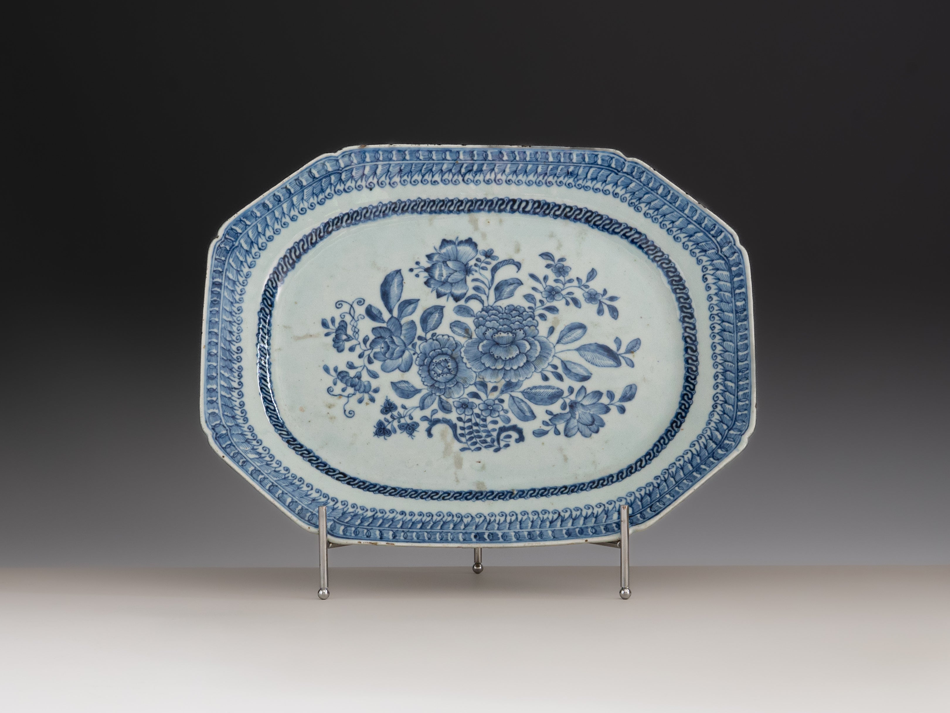 Travessa em porcelana chinesa da Companhia das Índias, século XVIII, decoração azul e branca