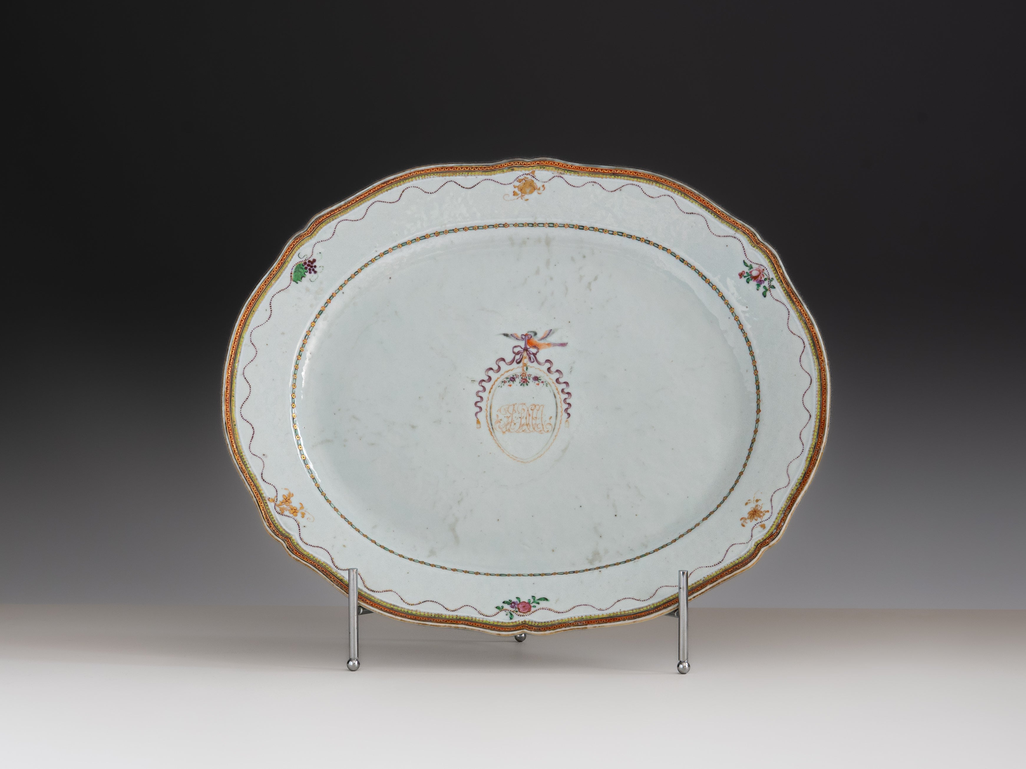 Travessa de porcelana chinesa, Companhia das Índias, reinado Qianlong (1736–1795)