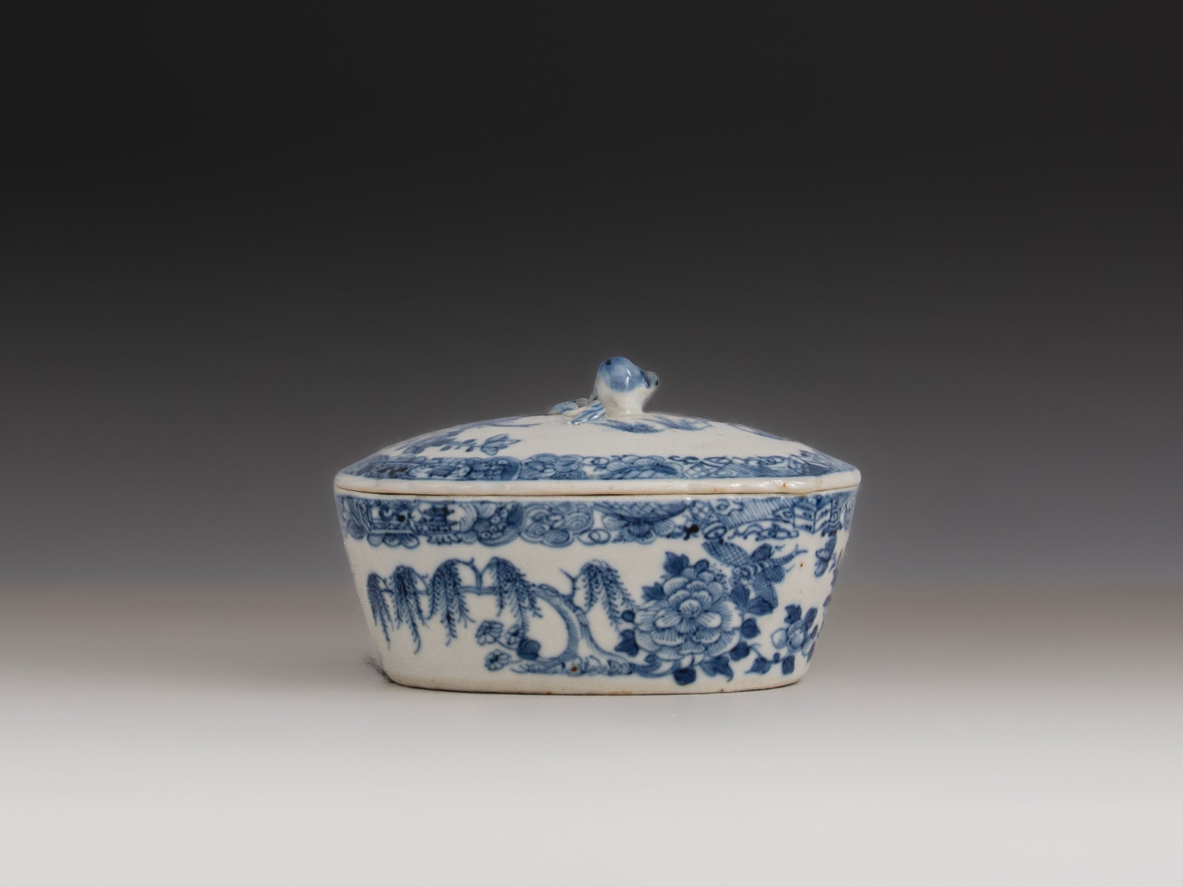 Manteigueira com tampa em porcelana chinesa da Companhia das Índias, século XVIII, Período Qianlong (1736–1795)