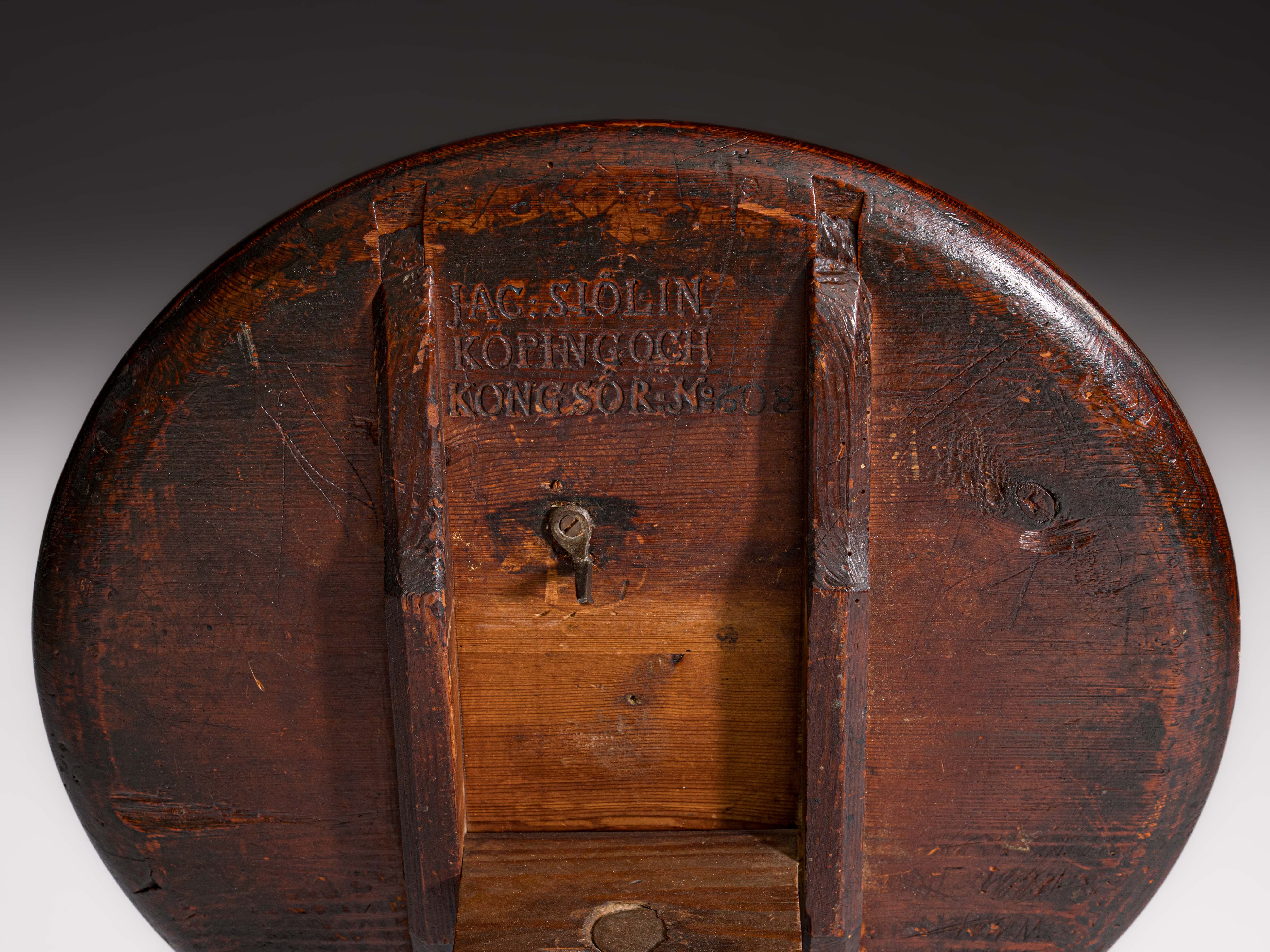 Mesa pé-de-galo sueca, em raiz de amieiro, estampilhada "J. Sjölin", c. 1767
