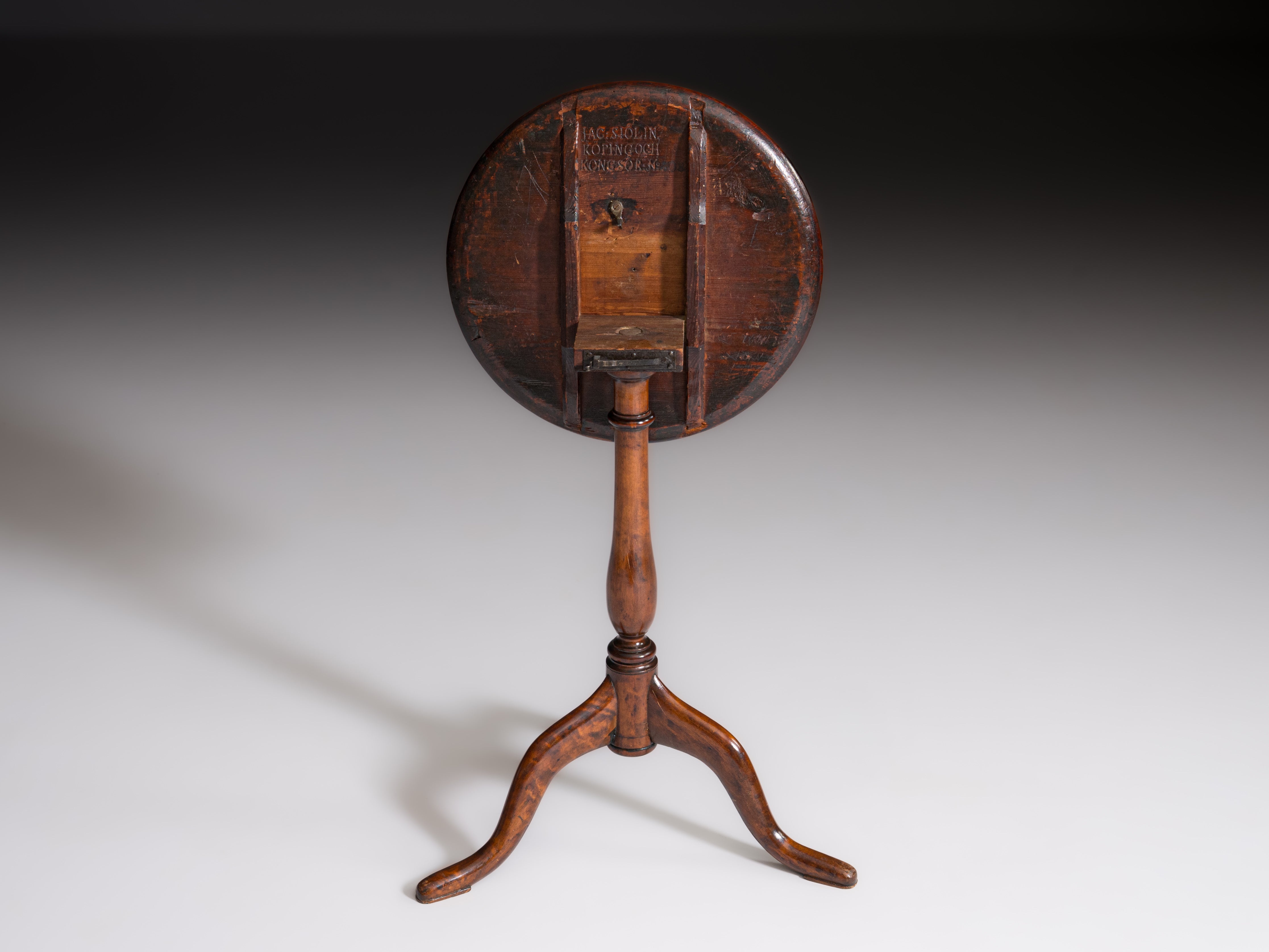 Mesa pé-de-galo sueca, em raiz de amieiro, estampilhada "J. Sjölin", c. 1767