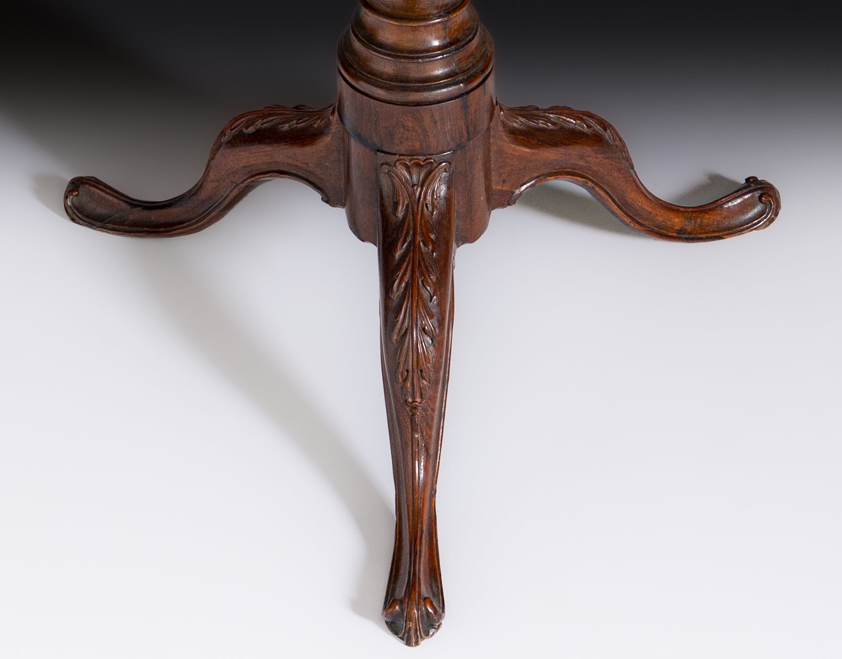 Mesa pé-de-galo D. José / D. Maria, portuguesa, do séc. XVIII, em pau-santo entalhado