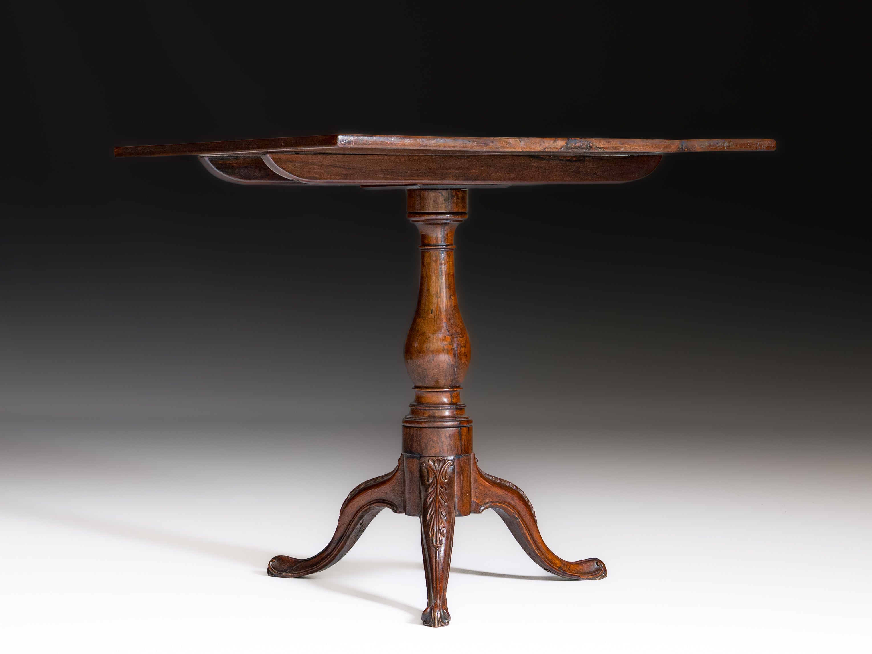 Mesa pé-de-galo D. José / D. Maria, portuguesa, do séc. XVIII, em pau-santo entalhado