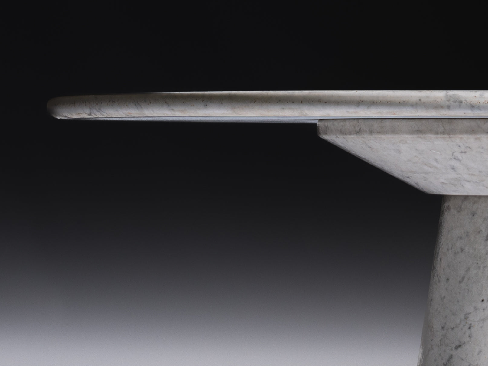 Mesa esculpida em mármore de Carrara, com design atribuível a Angelo Mangiarotti