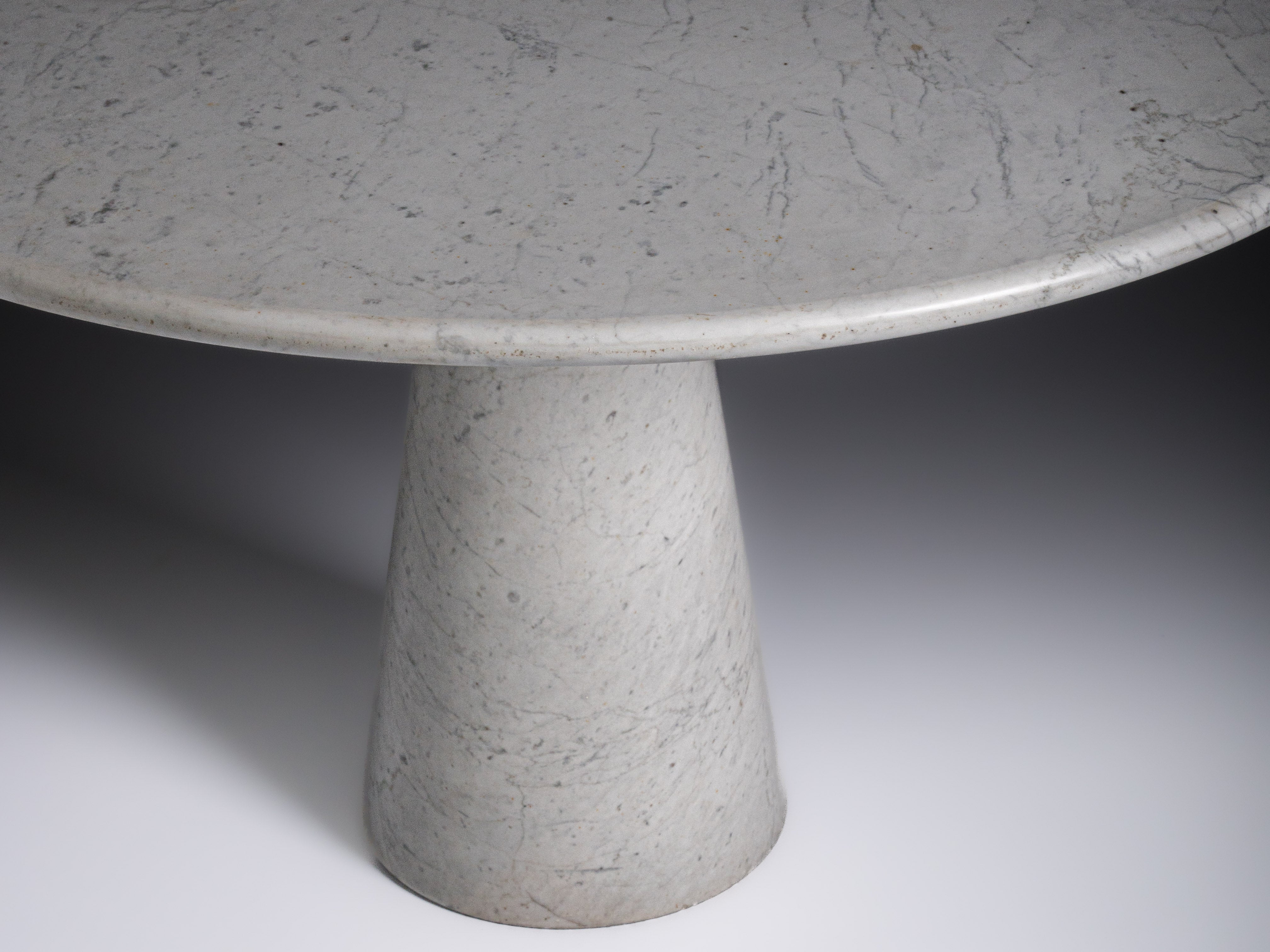 Mesa esculpida em mármore de Carrara, com design atribuível a Angelo Mangiarotti
