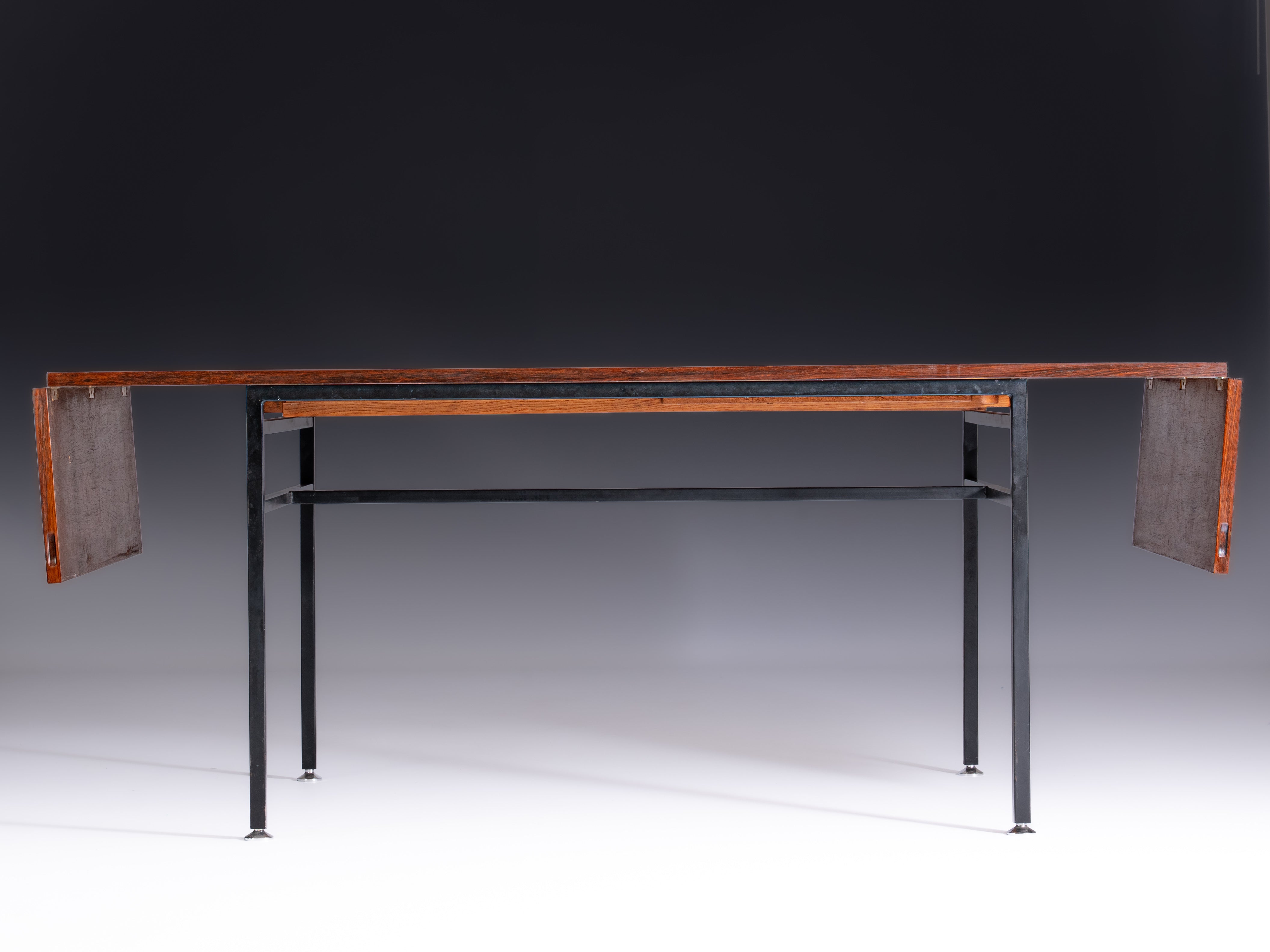 Mesa de casa de jantar extensível modelo "800", desenhada por Alain Richard e produzida pela Meubles TV, França, durante a década de 1960