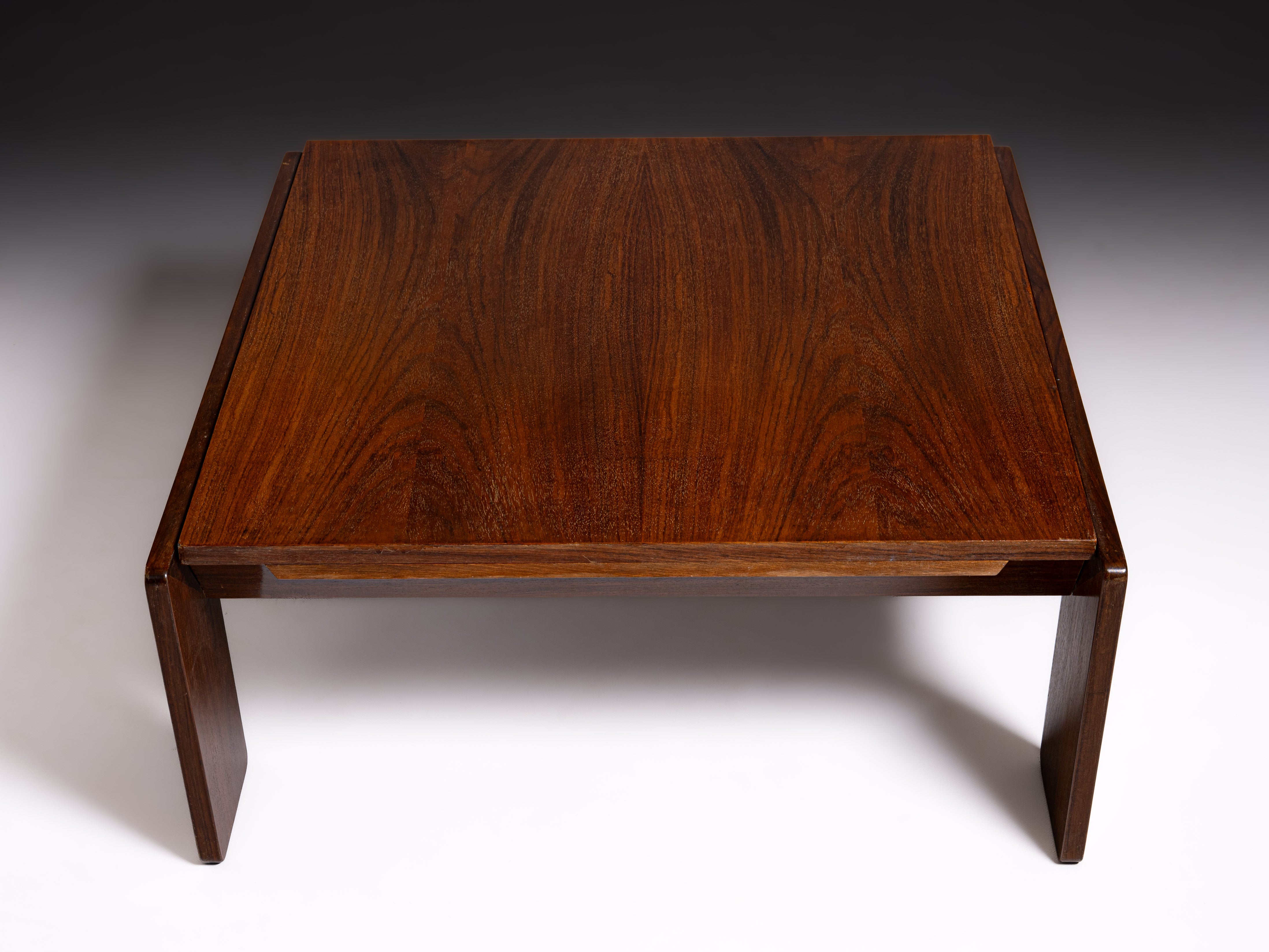 Mesa de apoio em madeira de pau-santo. Design de Afra & Tobia Scarpa, Itália, anos 1960