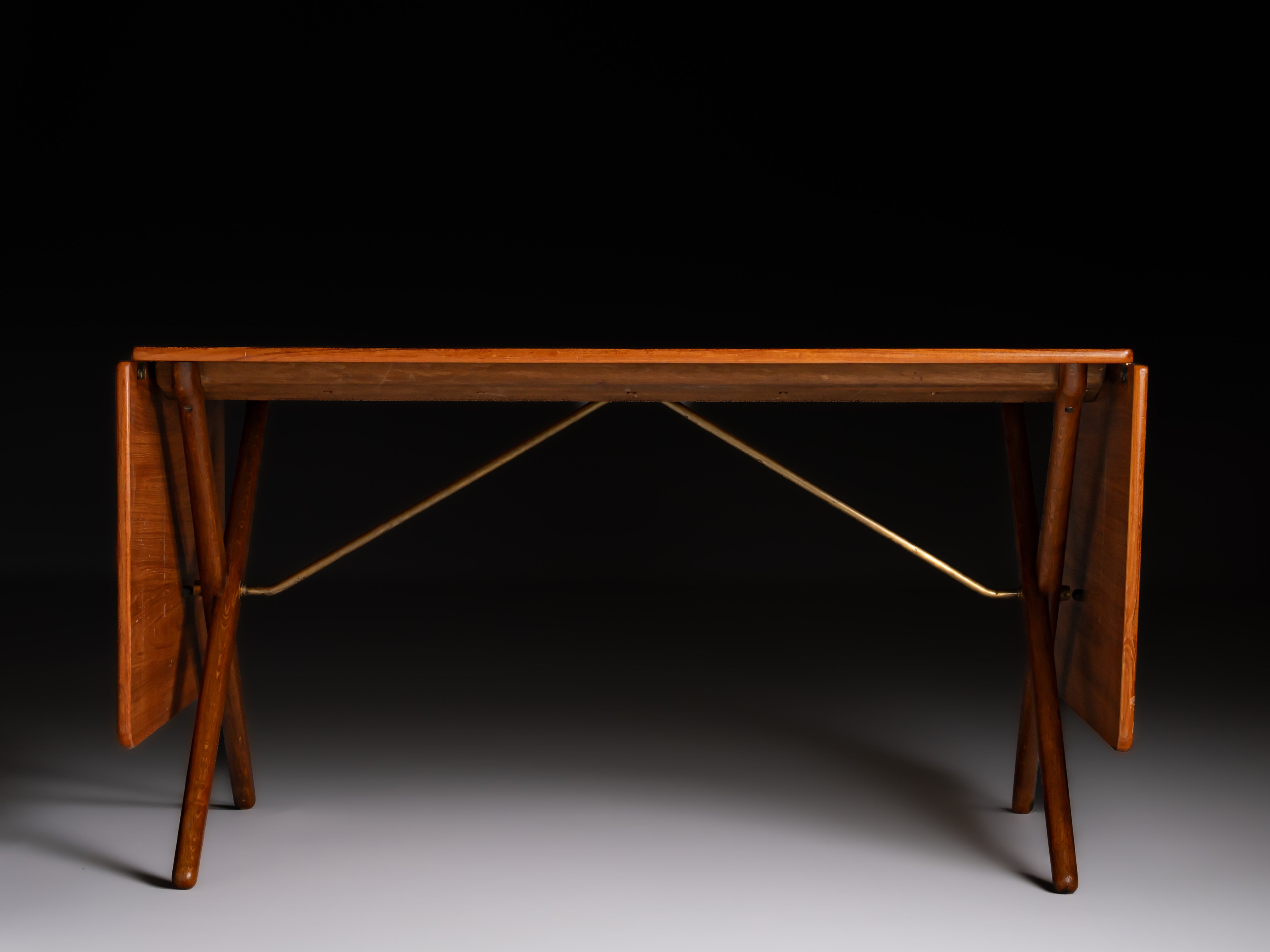 Mesa de casa de jantar em teca, com extensível, com duas abas laterais removíveis e duas tábuas. Design de Hans Wegner