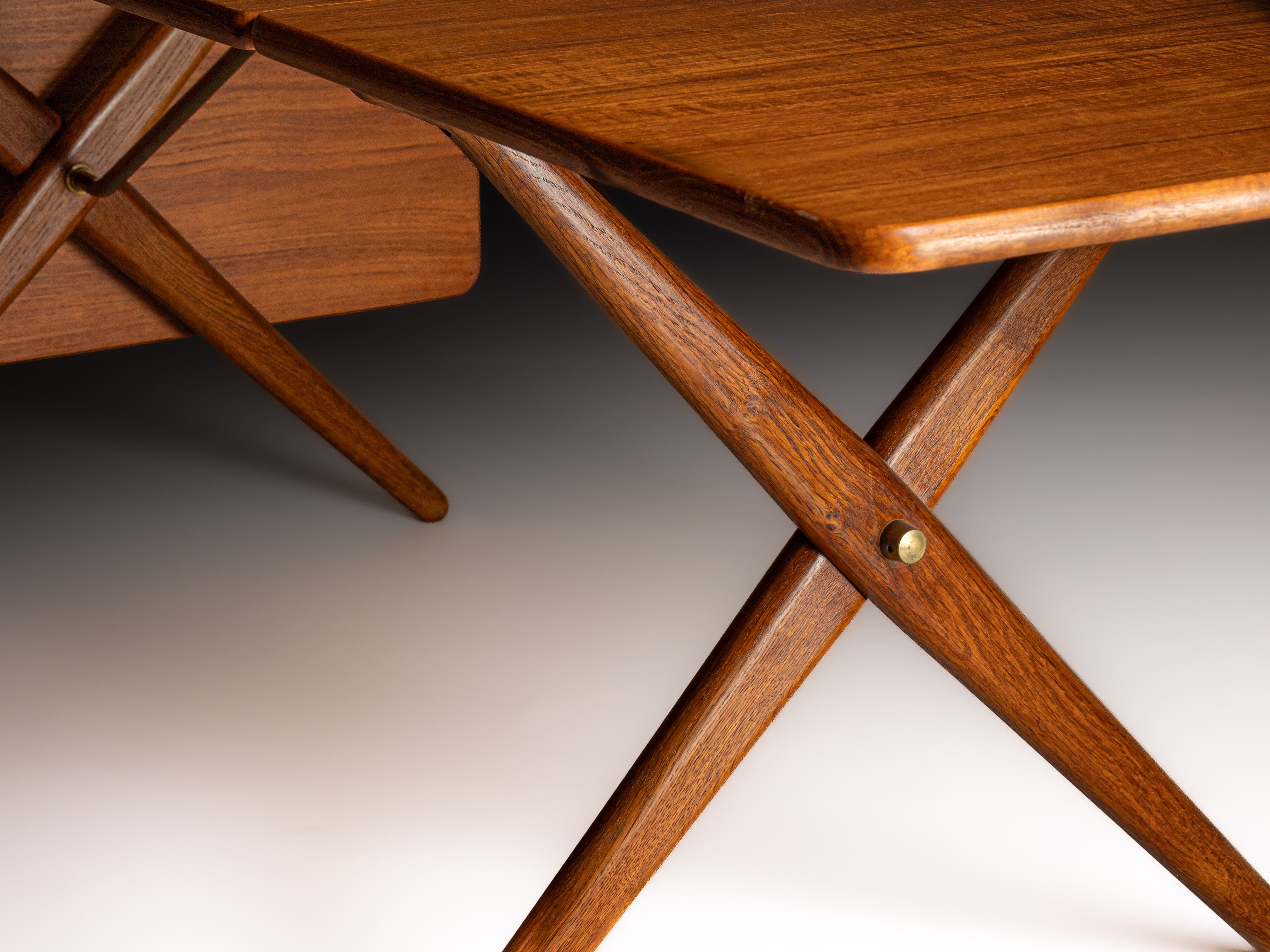 Mesa de casa de jantar em teca, com extensível, com duas abas laterais removíveis e duas tábuas. Design de Hans Wegner