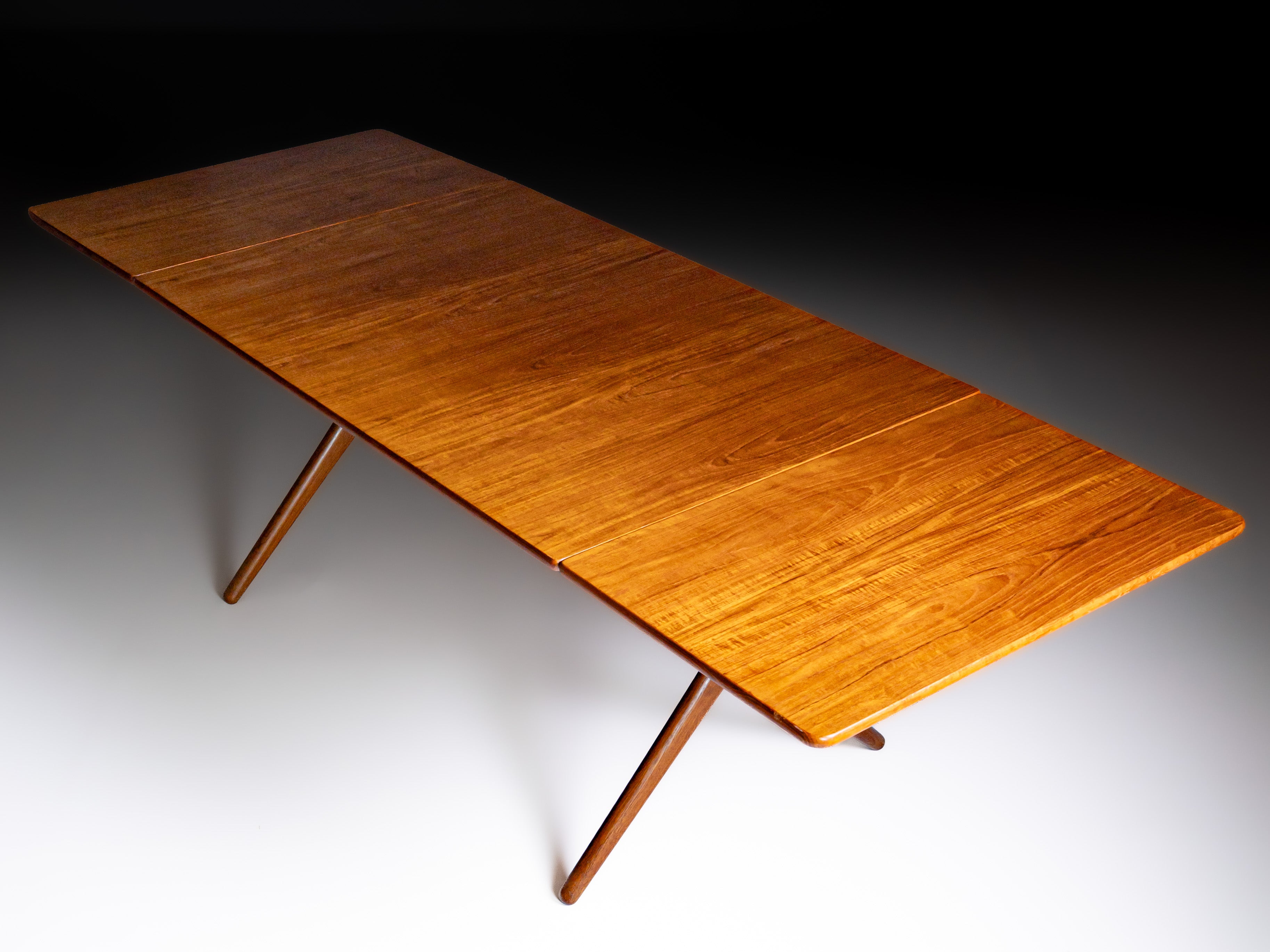 Mesa de casa de jantar em teca, com extensível, com duas abas laterais removíveis e duas tábuas. Design de Hans Wegner