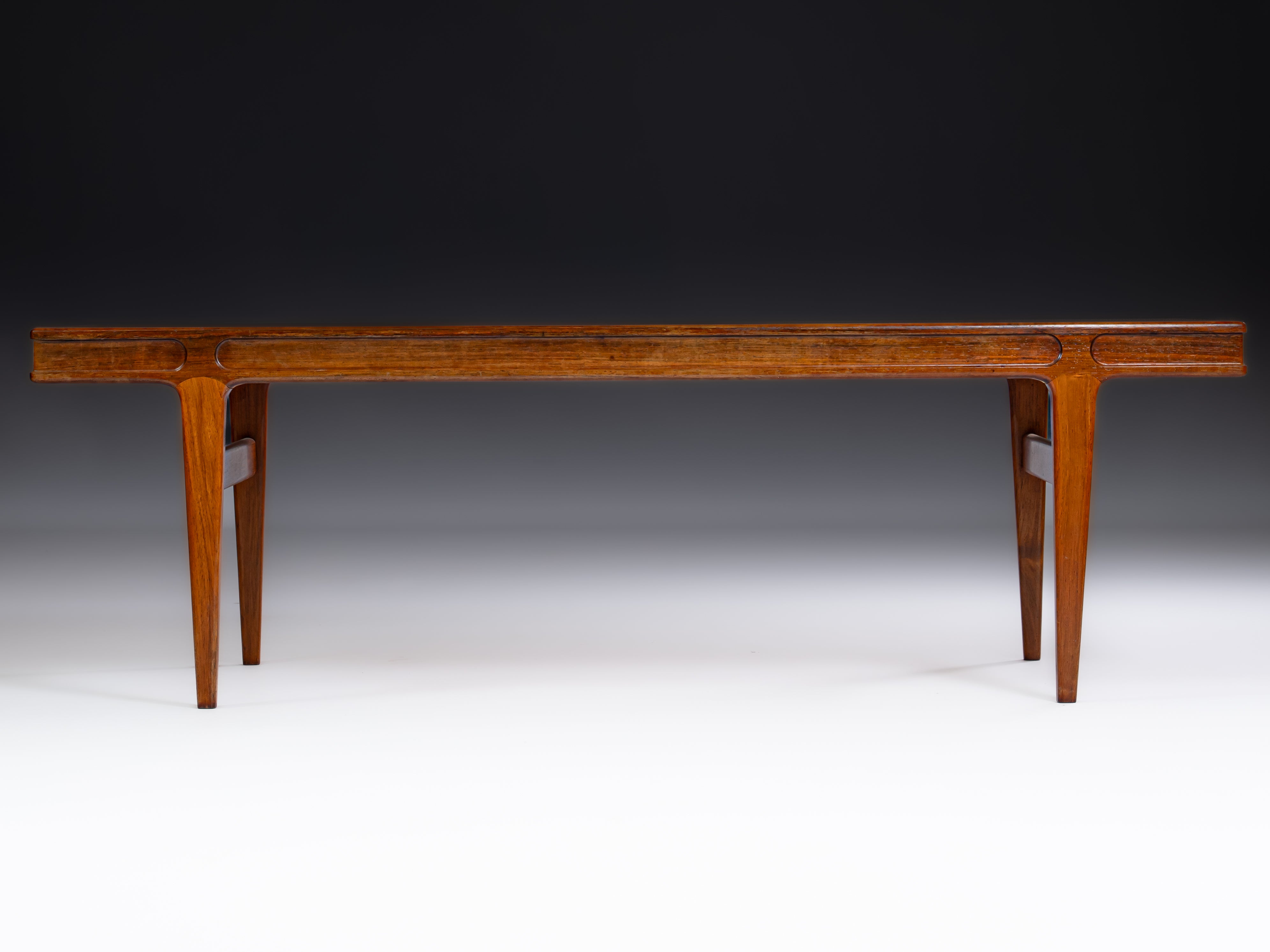 Mesa de frente de sofá em pau-santo,  design de Johannes Andersen e fabricada pela Silkeborg Møbelfabrik