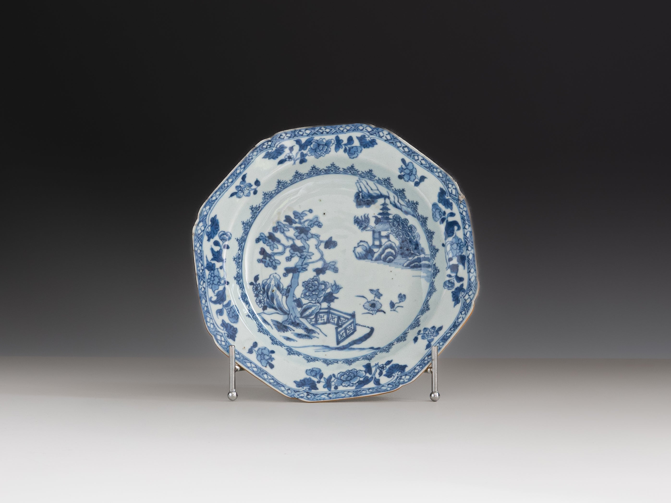 Prato em porcelana chinesa da Companhia das Índias, século XVIII. Reinado de Qianlong (1736–1795)