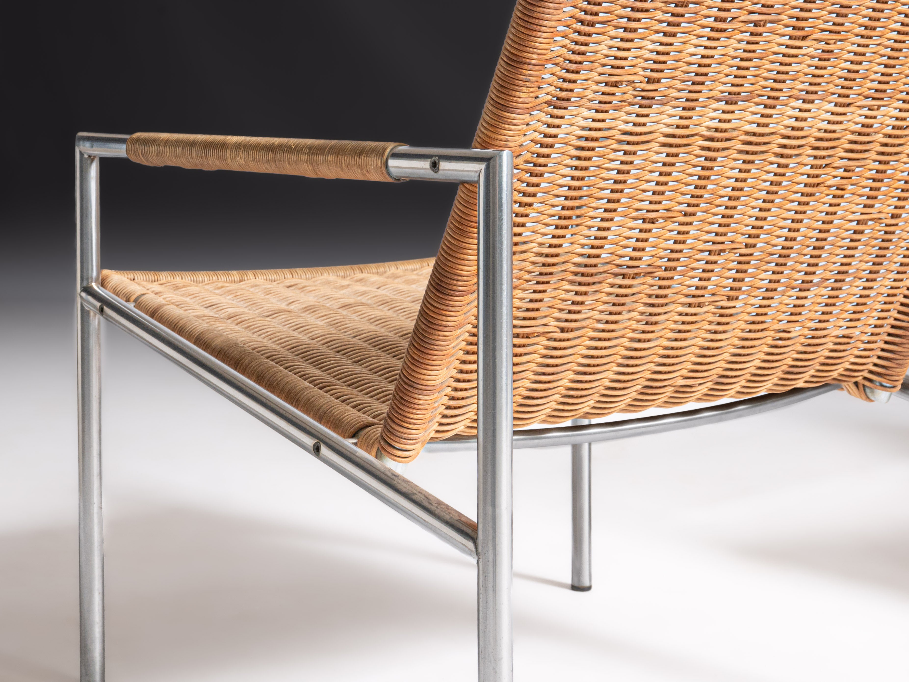 Par de cadeiras em inox e rattan. Modelo SZ01, design de Martin Visser. Fabricante: Spectrum, Holanda, anos 1960