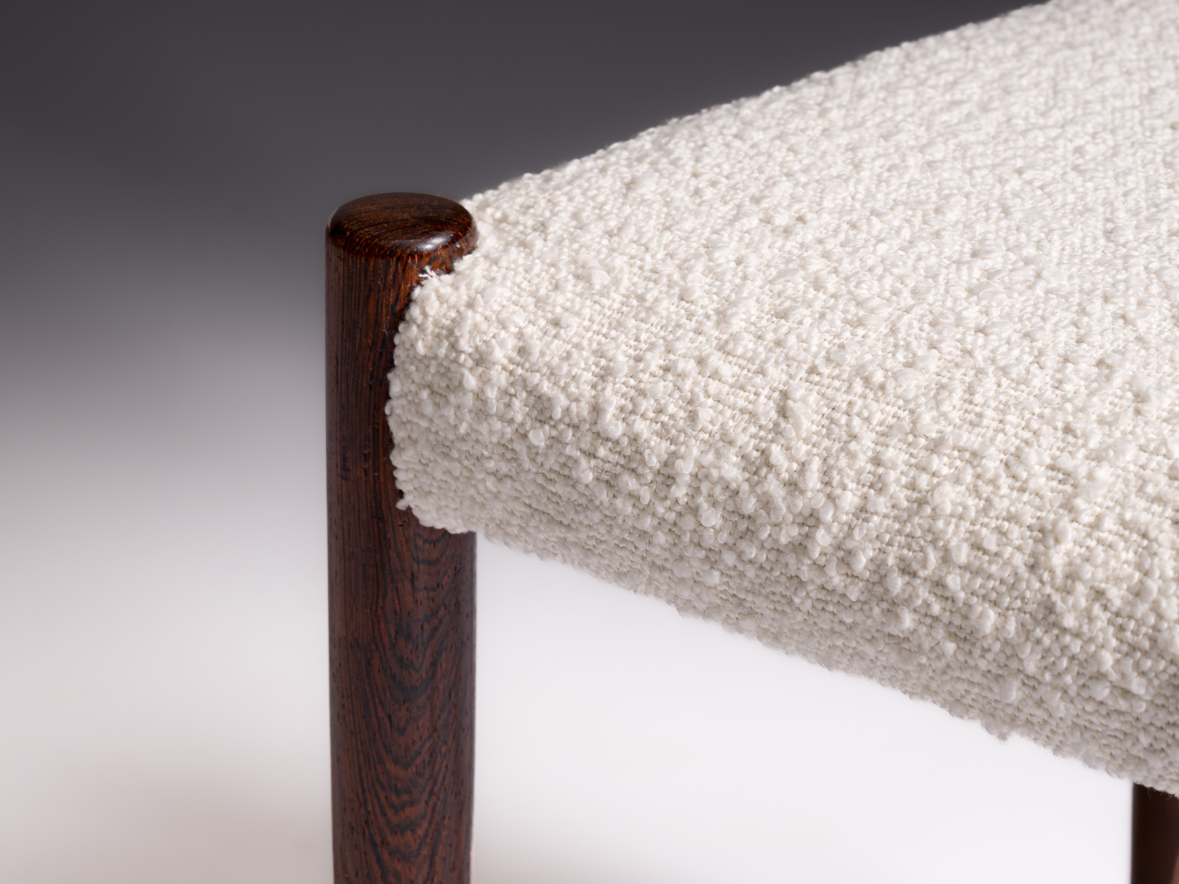 Conjunto de quatro cadeiras "Modelo 343" em pau-santo. Design de Knud Faerch e fabricadas pela Slagelse Furniture.  Década de 1960