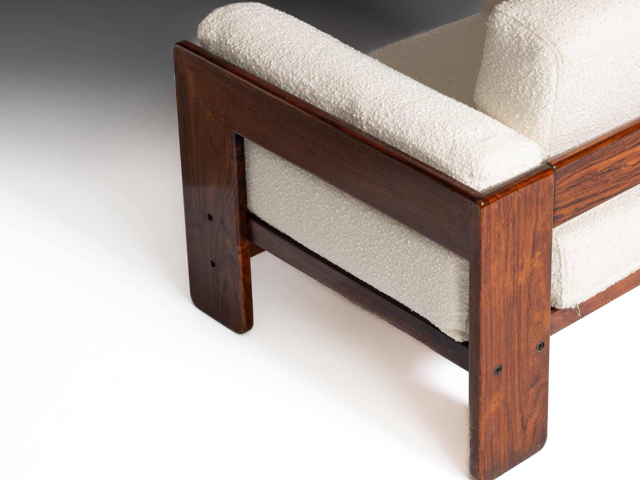 Par de cadeirões “Bastiano” em madeira de pau-santo, design Tobia Scarpa, fabricante Gavina, Itália, anos 1960.