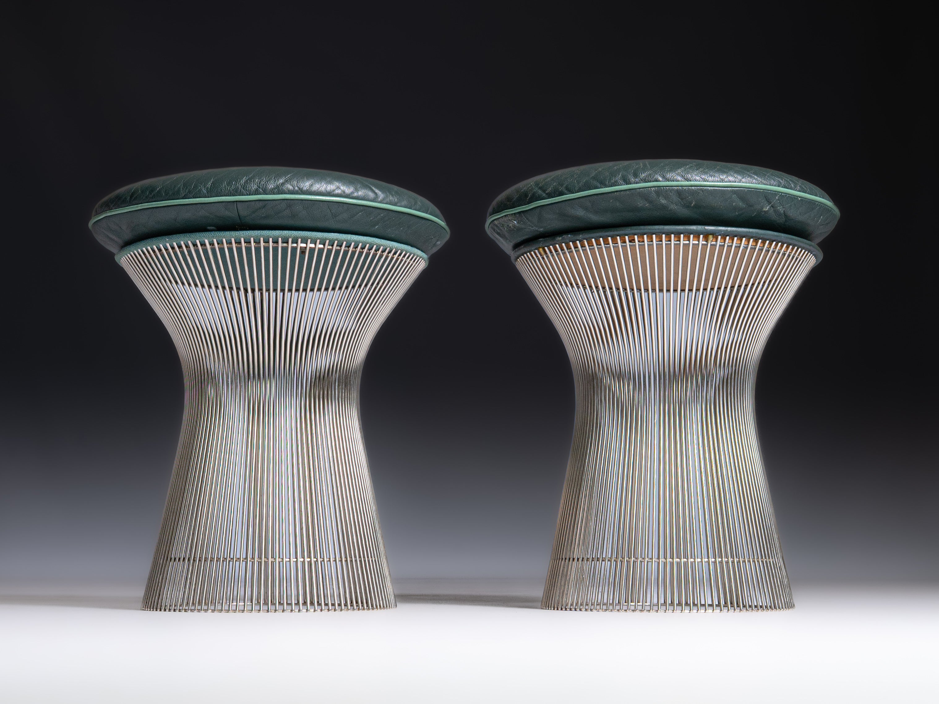 Par de bancos modelo Platner, design de Warren Platner, EUA, produzidos pela Knoll International, anos 1960