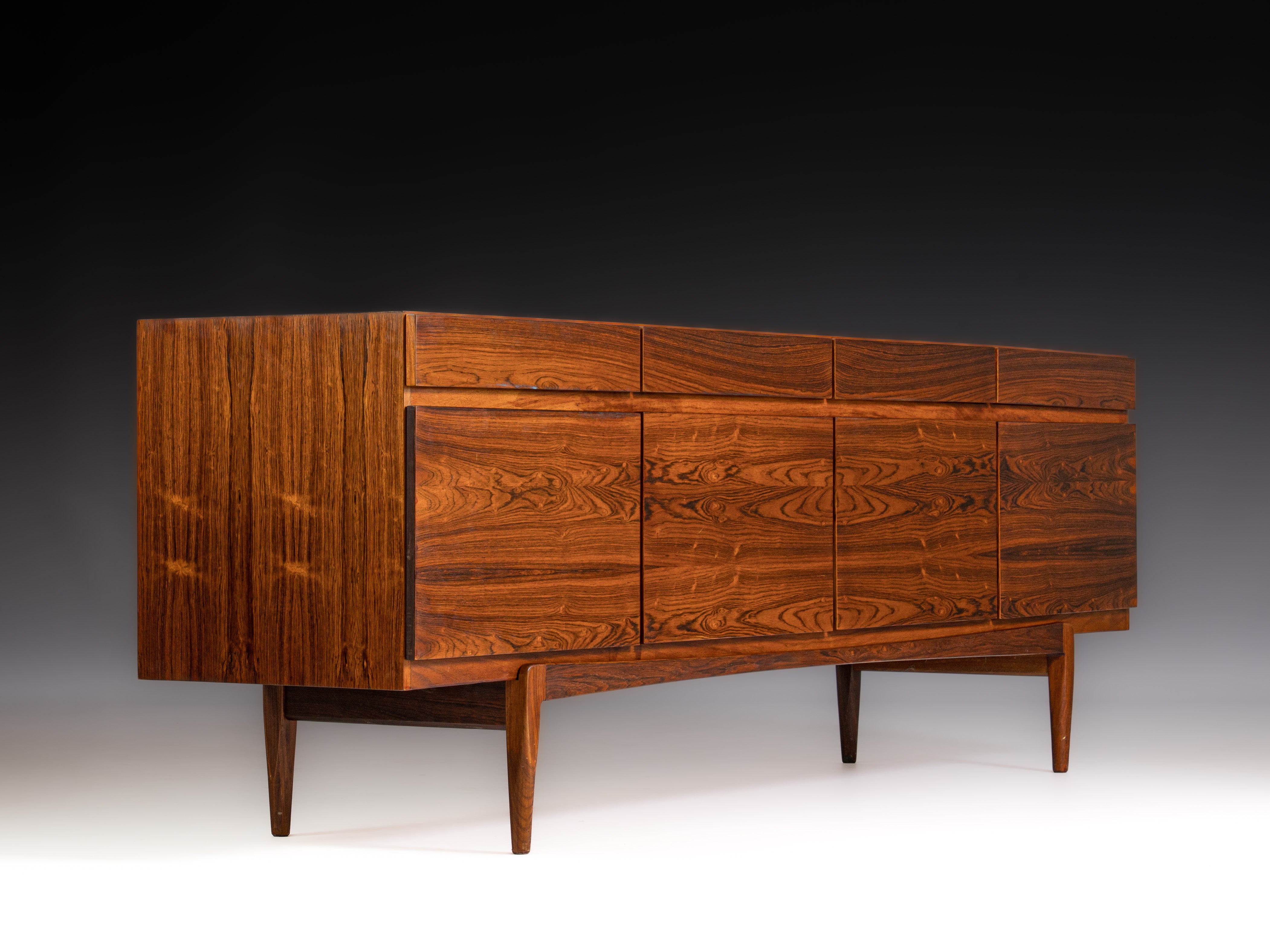 Sideboard modelo “FA-66”, design Ib Kofod Larsen, pau-santo, c. 1960
