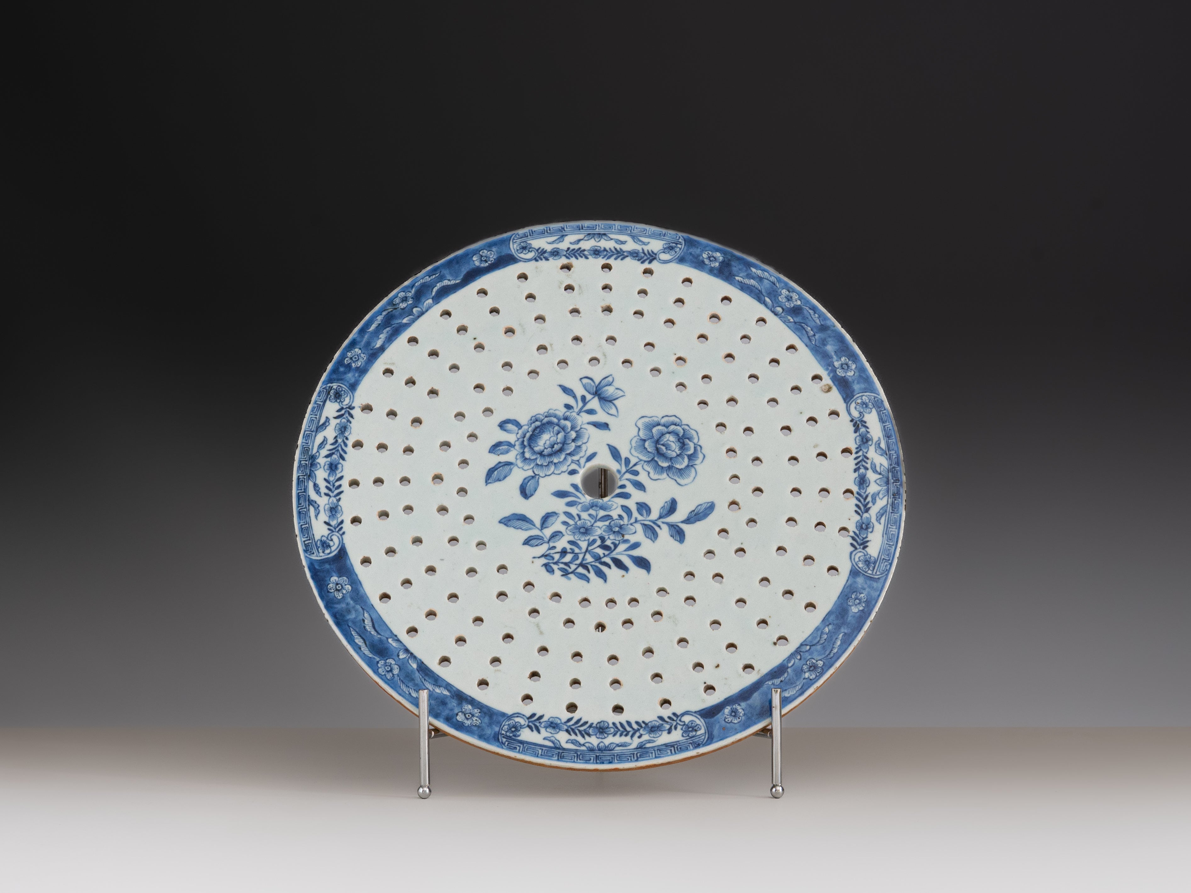 Escorredor em porcelana chinesa da Companhia das Índias, século XVIII. Reinado de Qianlong (1736–1795)