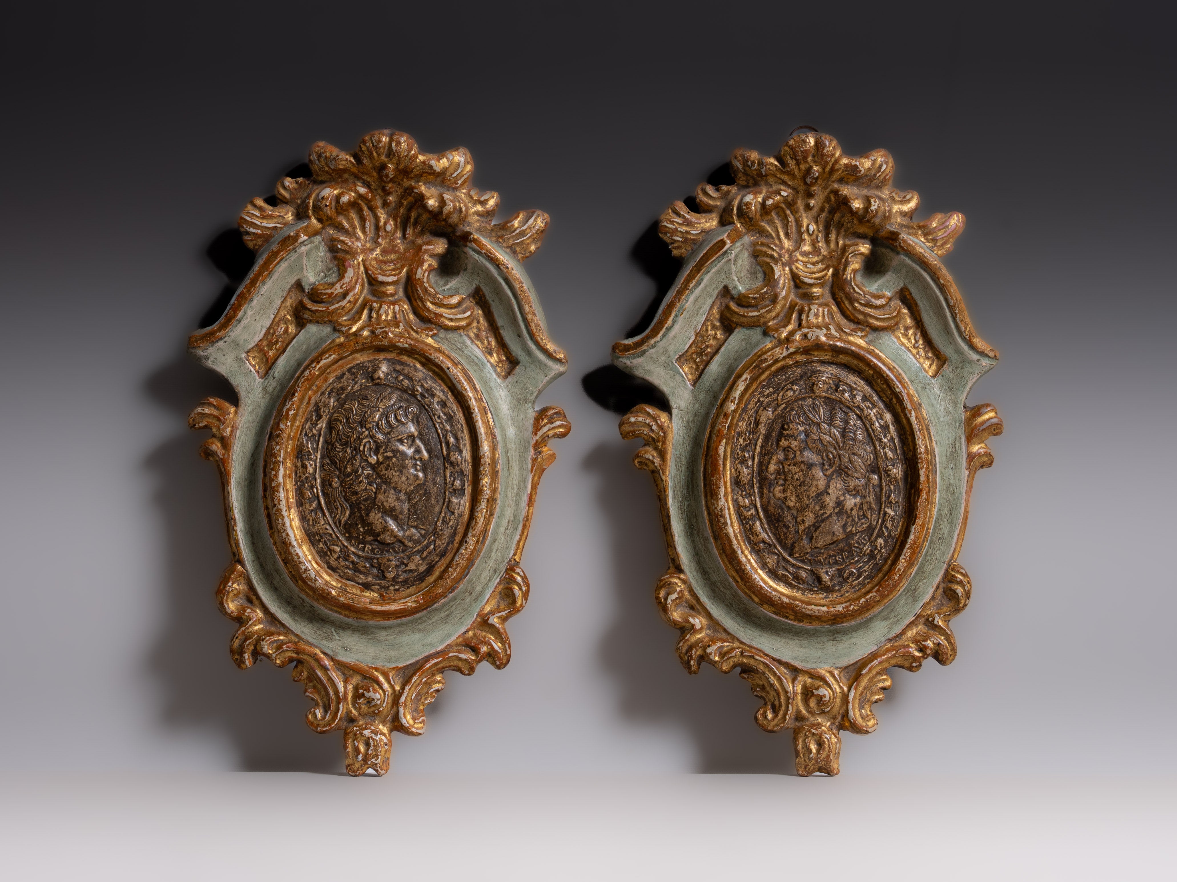 Par de medalhões em gesso pintado e dourado, séc. XVIII