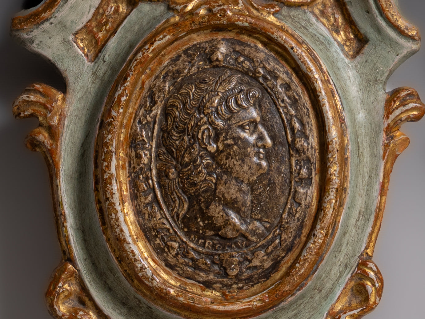 Par de medalhões em gesso pintado e dourado, séc. XVIII