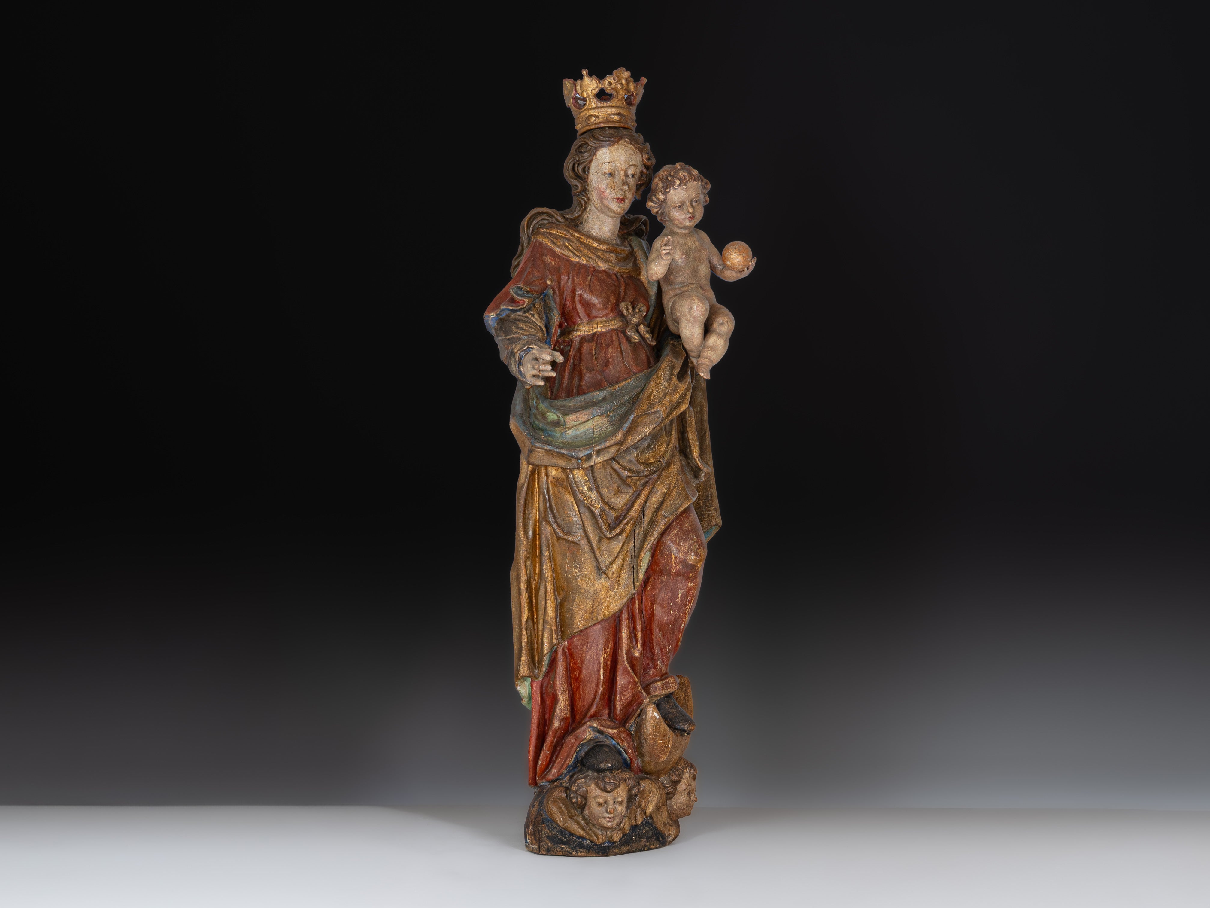 Nossa Senhora com o Menino Jesus, escultura em madeira. Europa Central, século XVII
