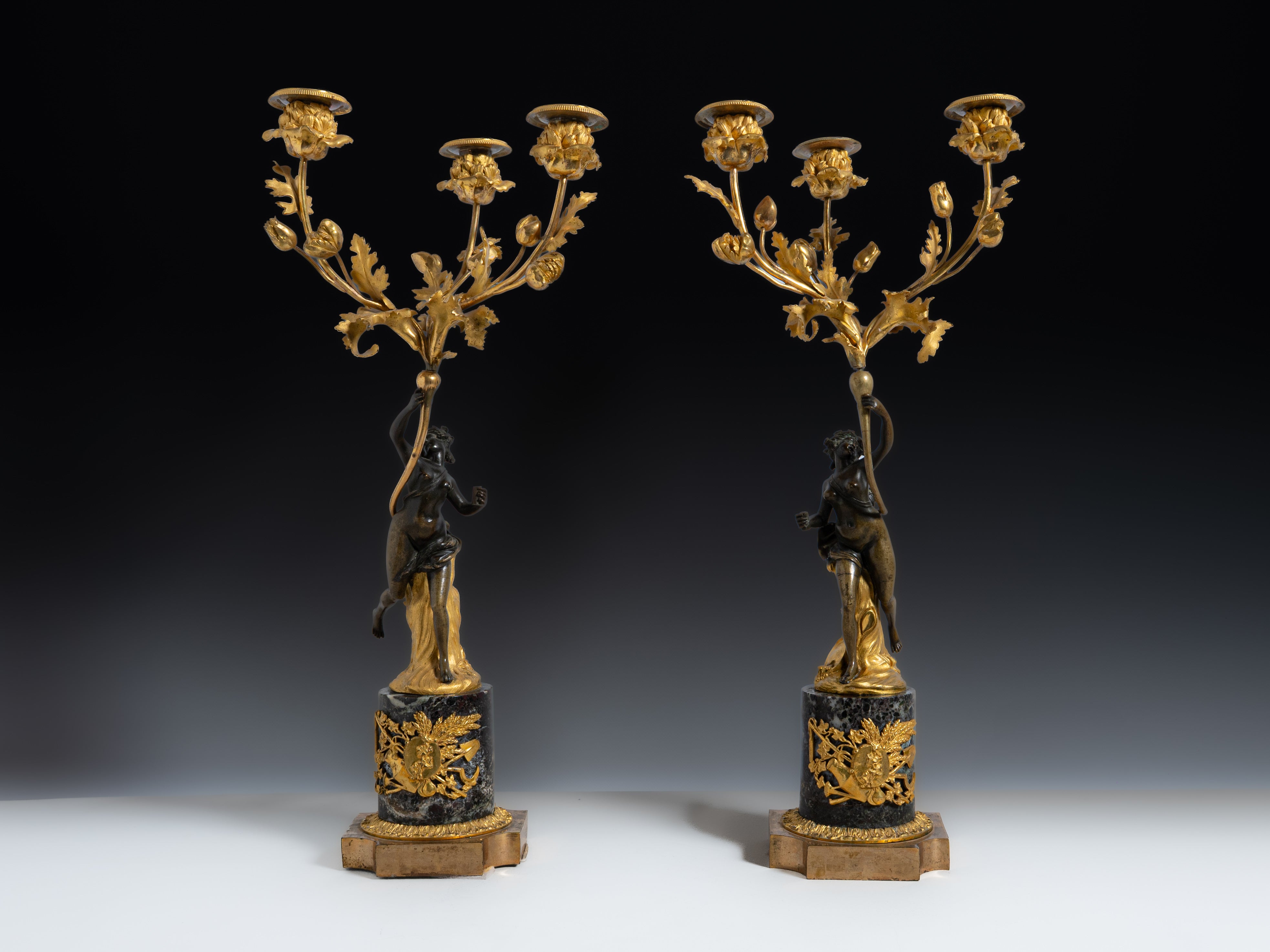 Par de candelabros Louis XVI em bronze dourado, França, século XVIII