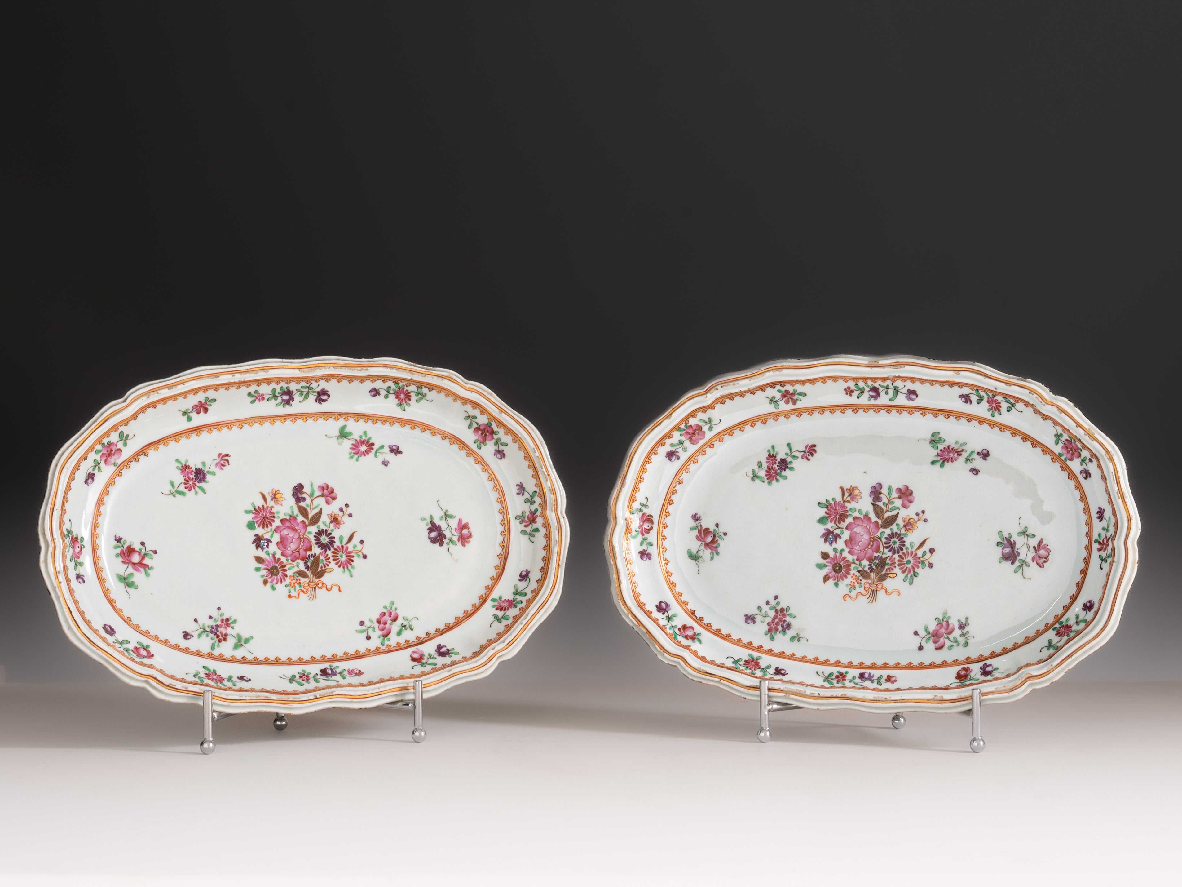 Par de travessas em porcelana chinesa da Companhia das Índias, século XVIII, período Qianlong (1736–1795)