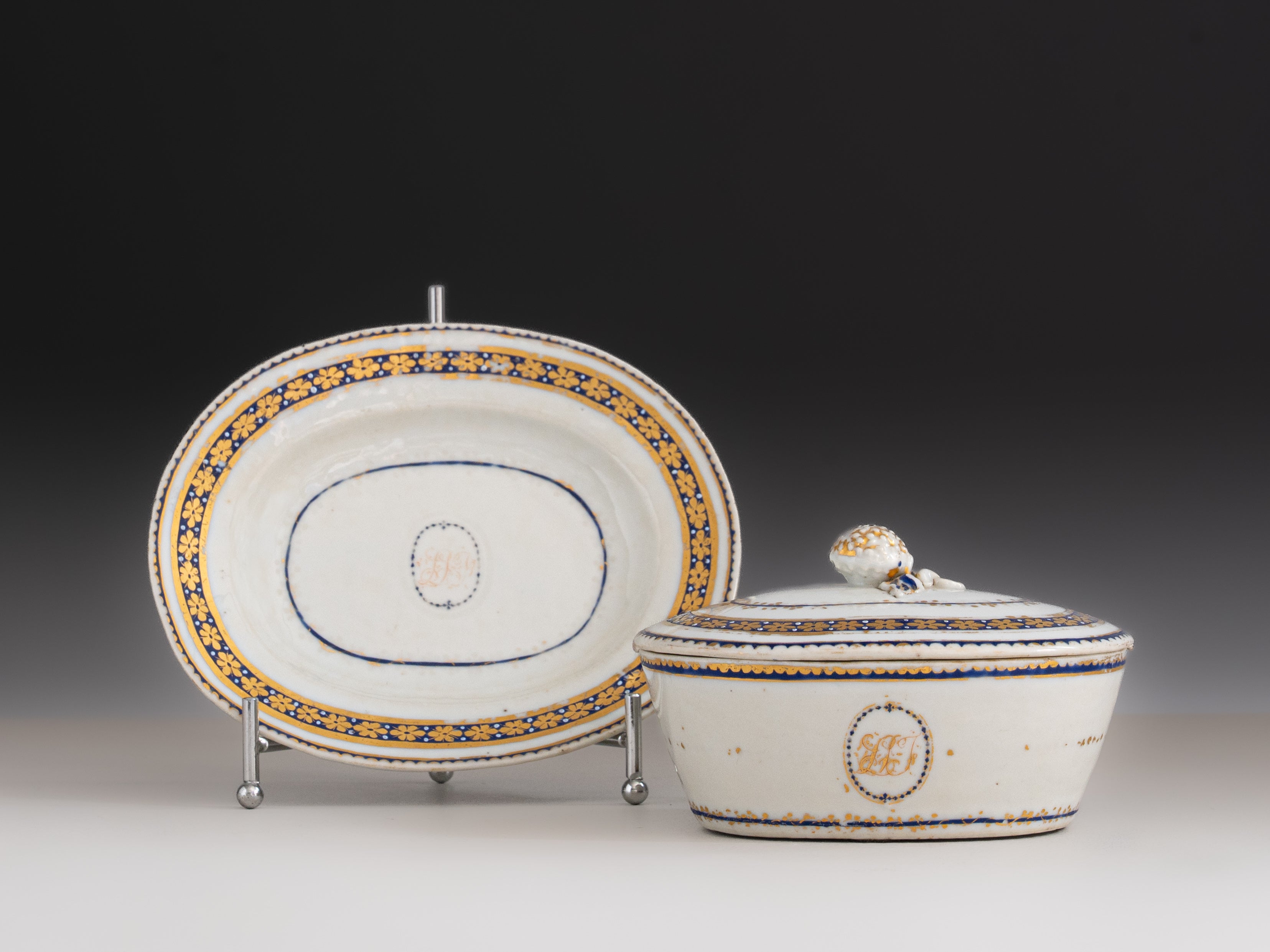 Manteigueira com travessa em porcelana chinesa da Companhia das Índias, início do reinado Jiaqing (c. 1796–1820)