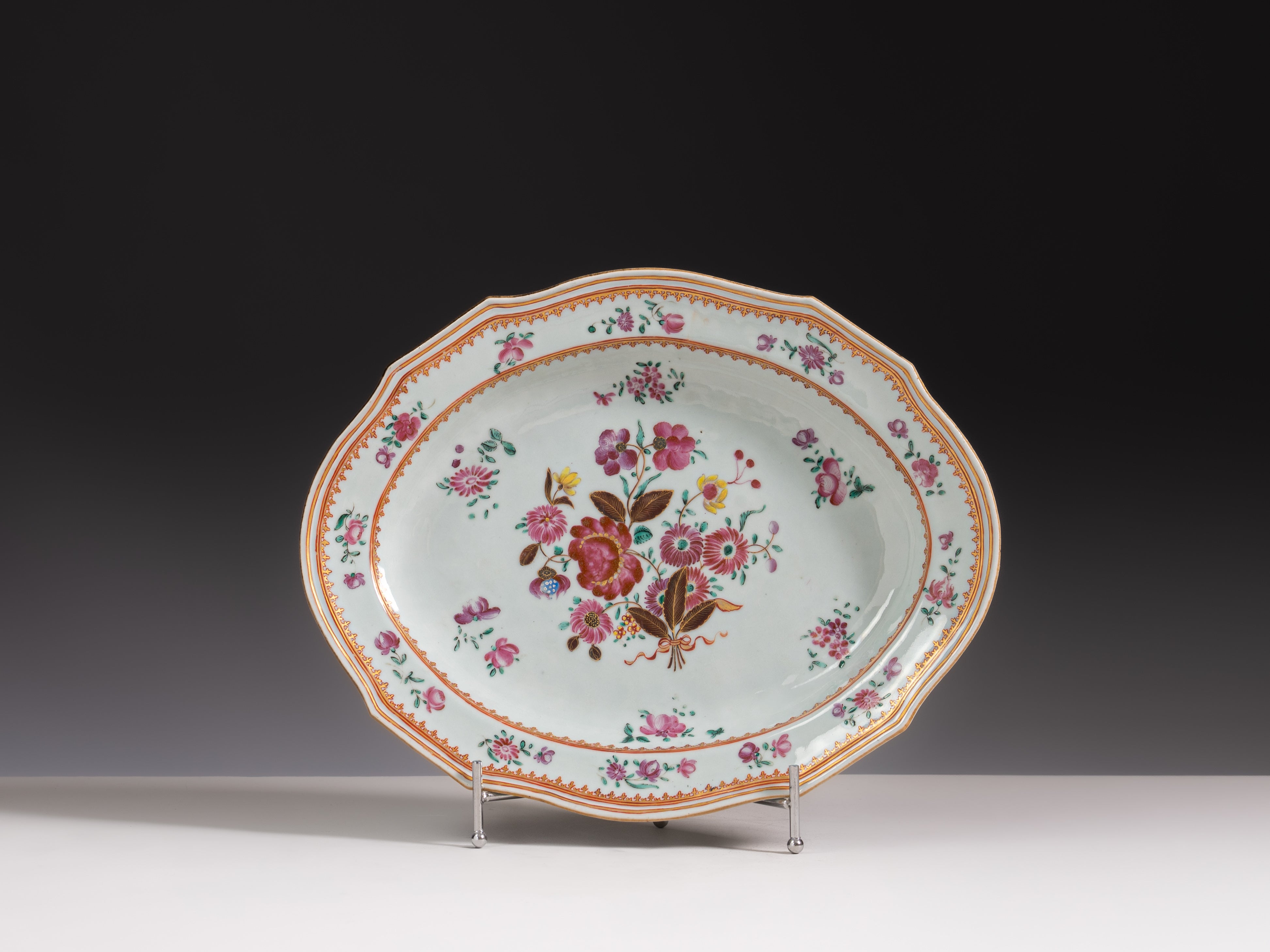 Travessa em porcelana chinesa da Companhia das Índias, século XVIII. Reinado Qianlong (1736–1795)
