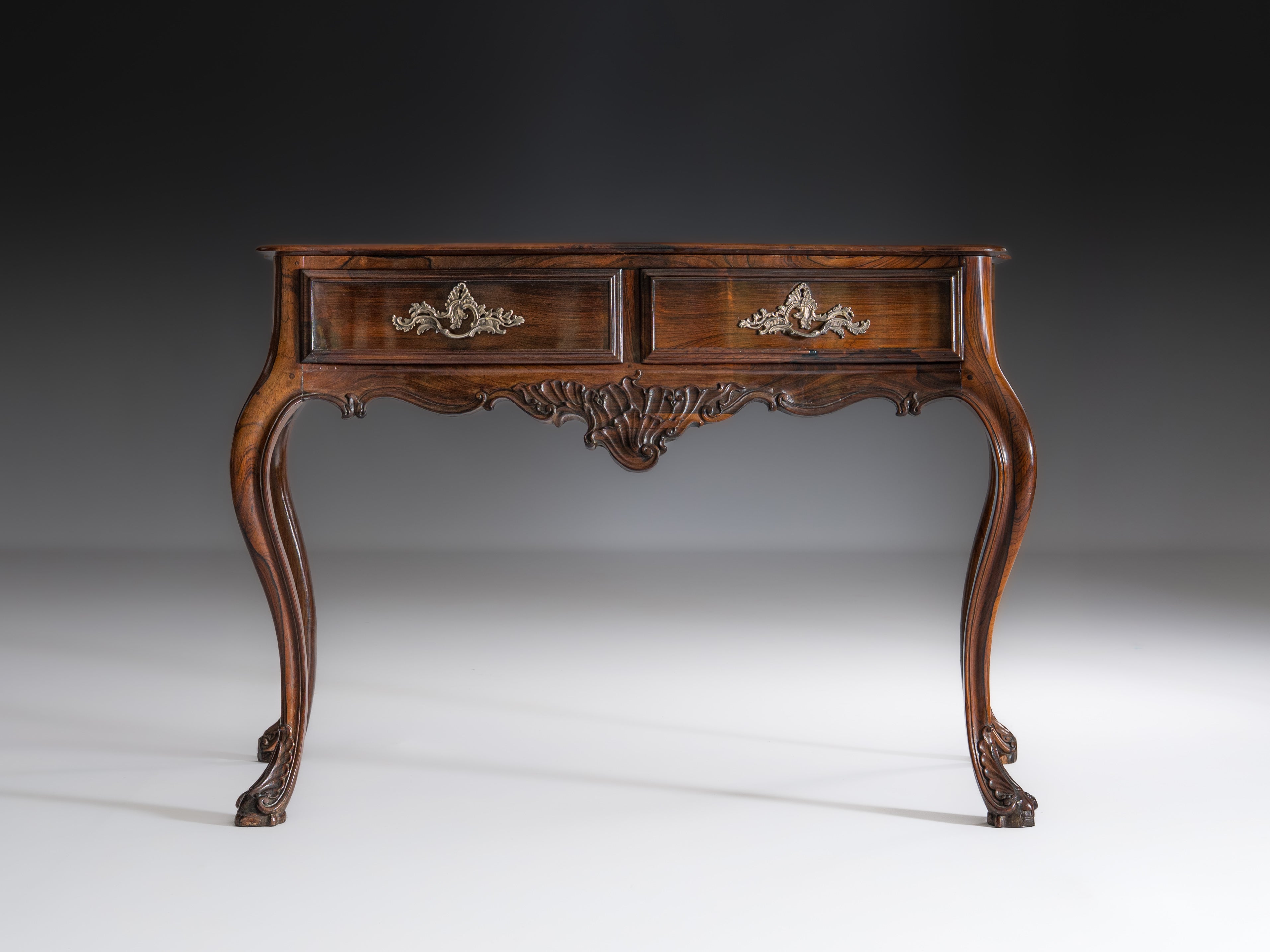 Mesa de encostar portuguesa D. José, do séc. XVIII, em pau-santo, com uma gaveta e com ferragens em prata