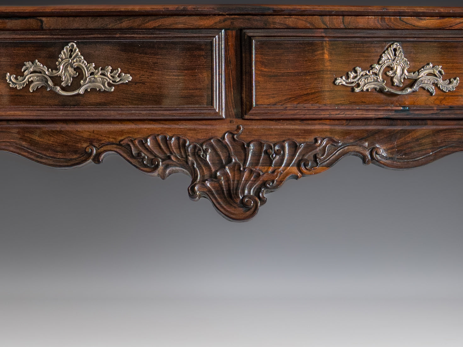 Mesa de encostar portuguesa D. José, do séc. XVIII, em pau-santo, com uma gaveta e com ferragens em prata