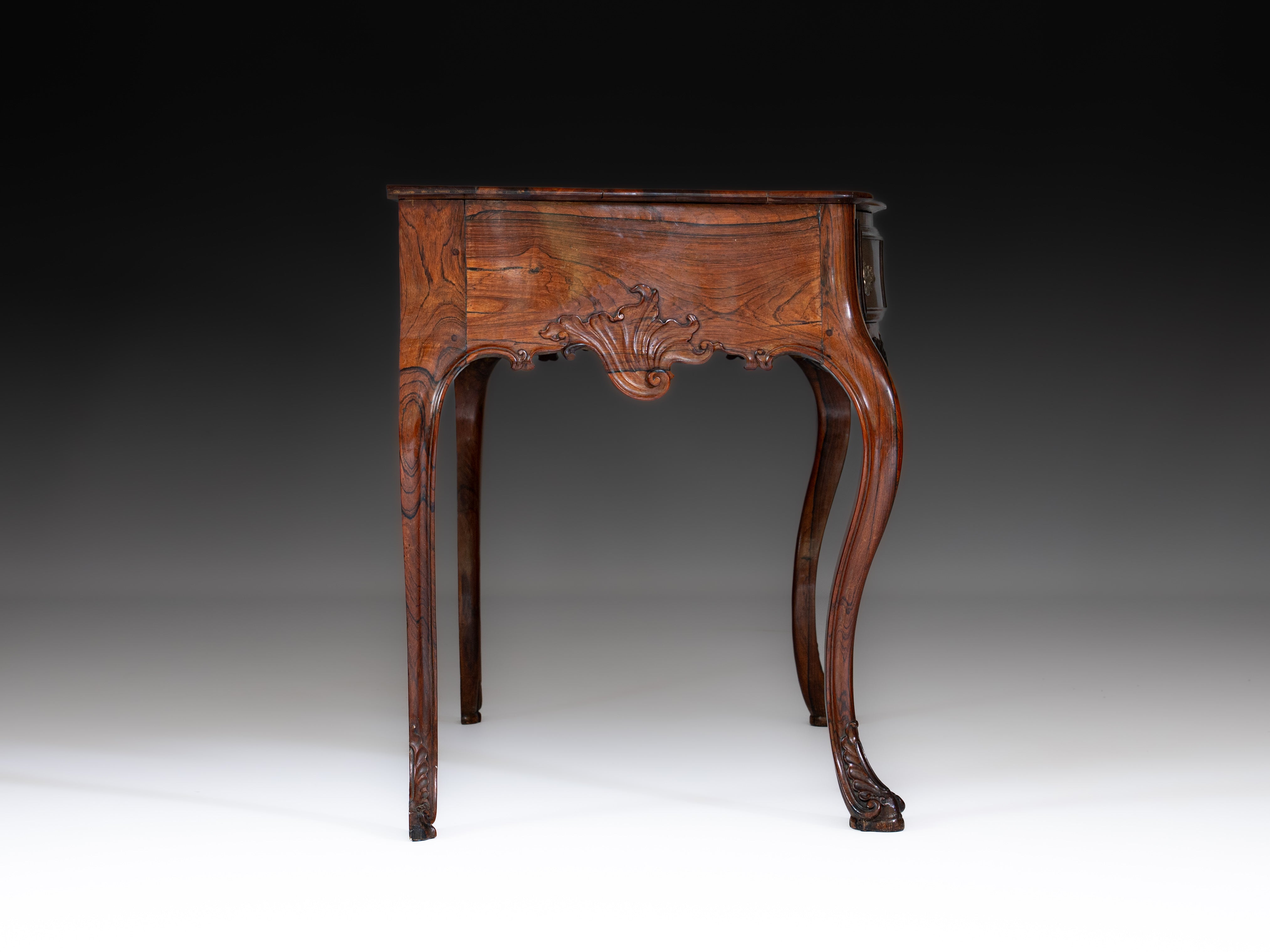 Mesa de encostar portuguesa D. José, do séc. XVIII, em pau-santo, com uma gaveta e com ferragens em prata